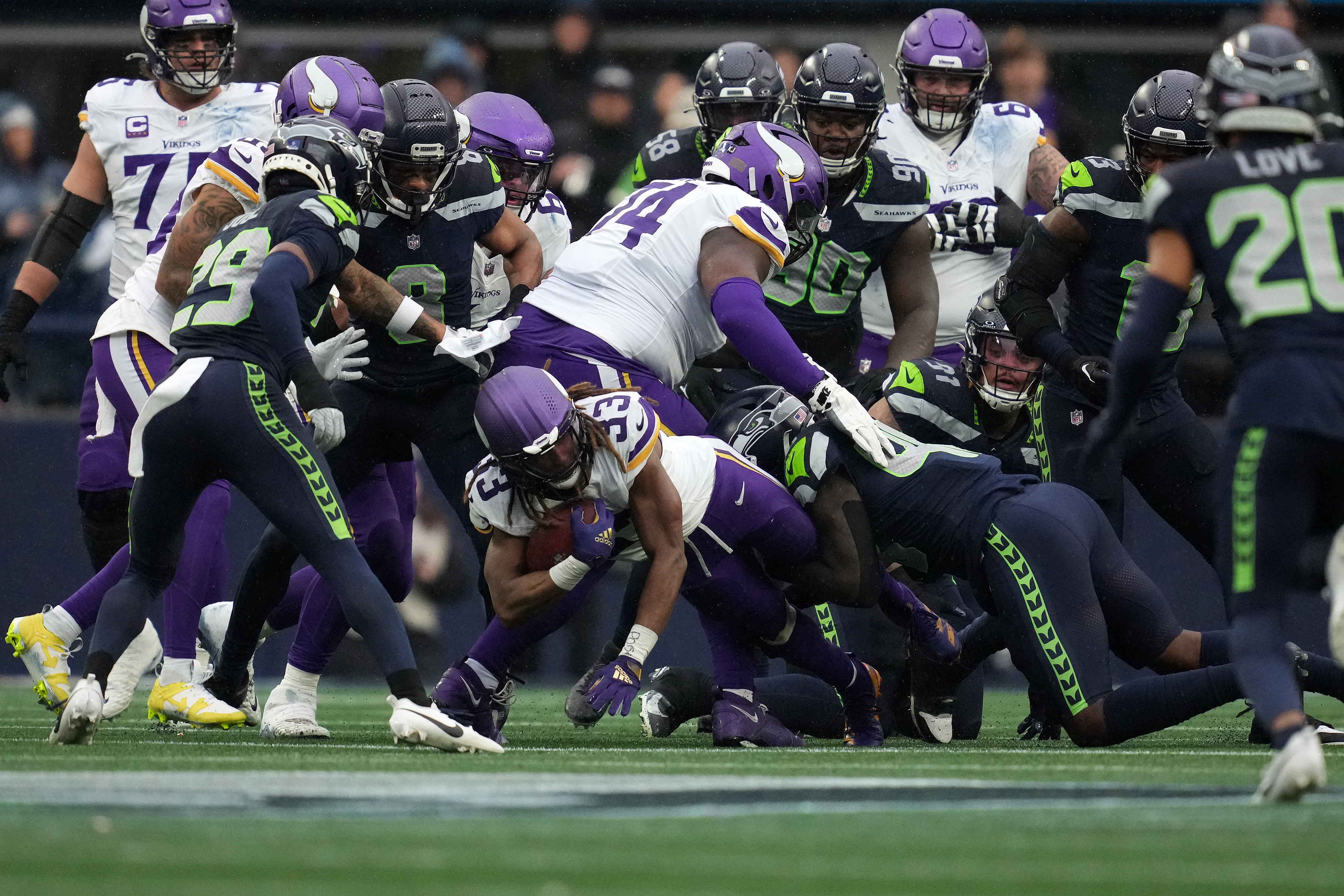 Vikings defeat Seattle 27-24 to stay atop NFC with Detroit