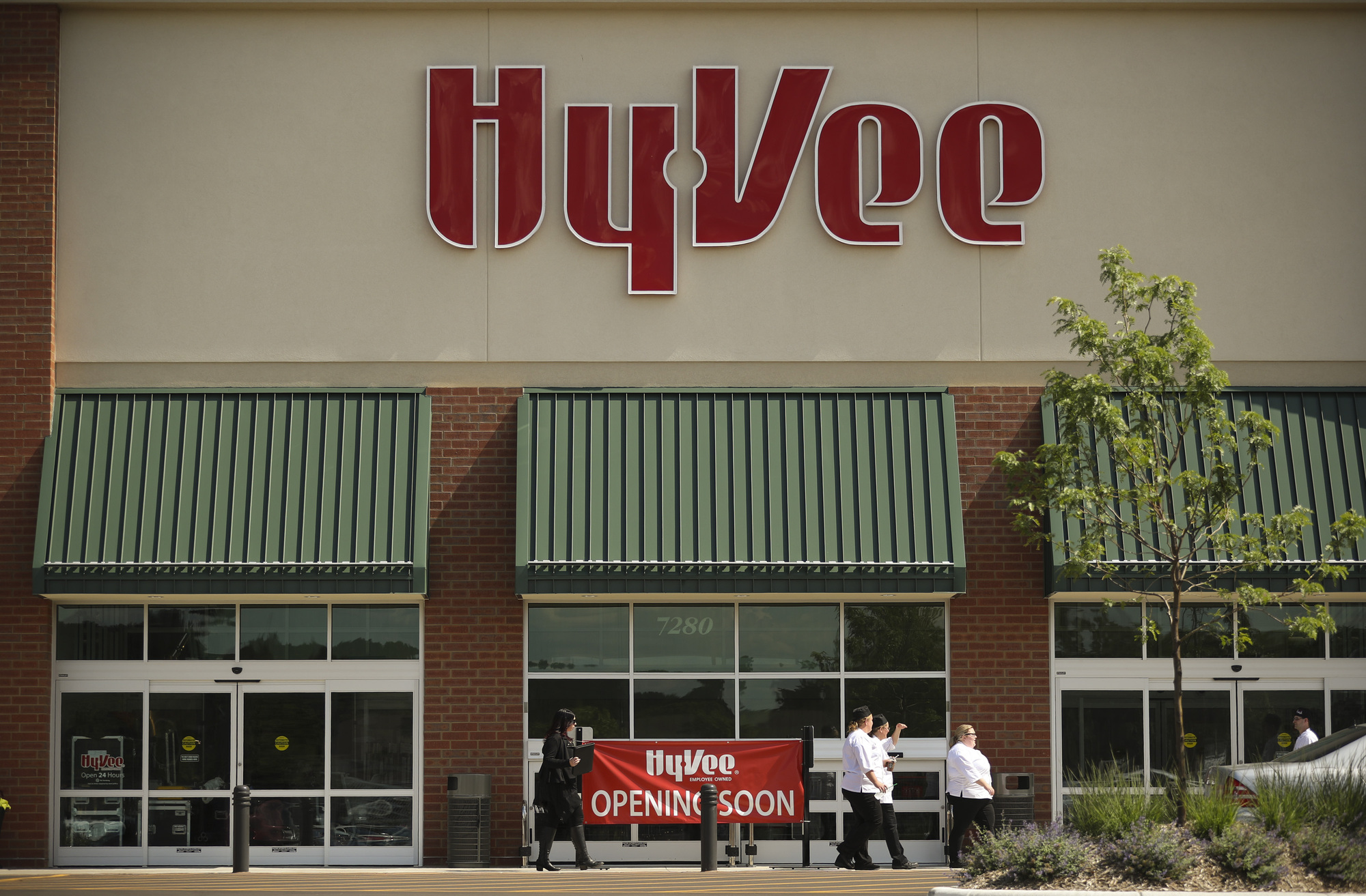 Hy-Vee closing all fulfillment centers, more than 300 jobs at risk in Eagan