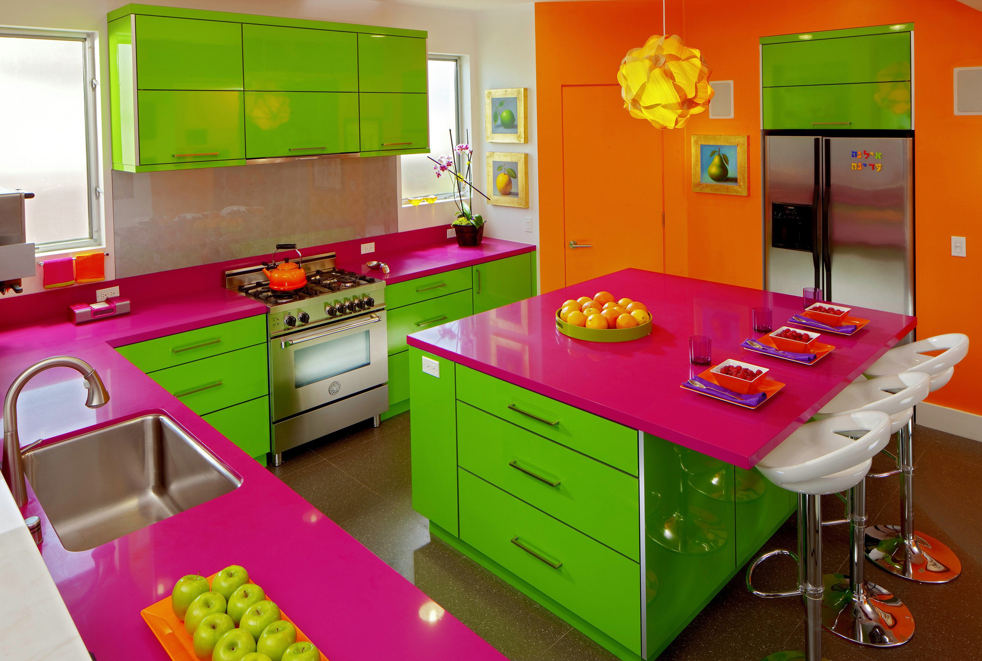 Cooking in color: Crayola-bright kitchens buck white standard, image size:2000x1346