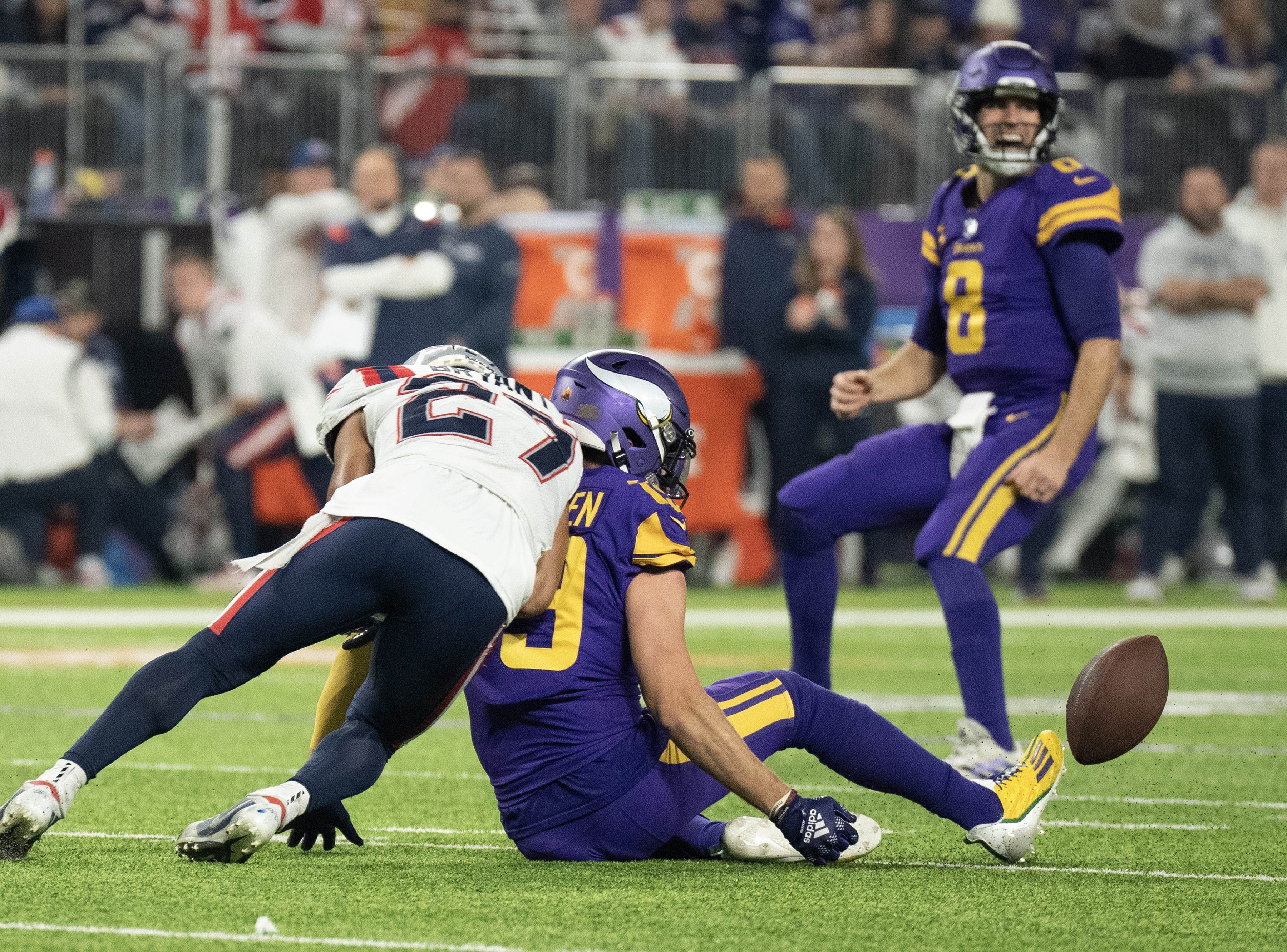 Vikings return to form with wild, weird win over Patriots, move