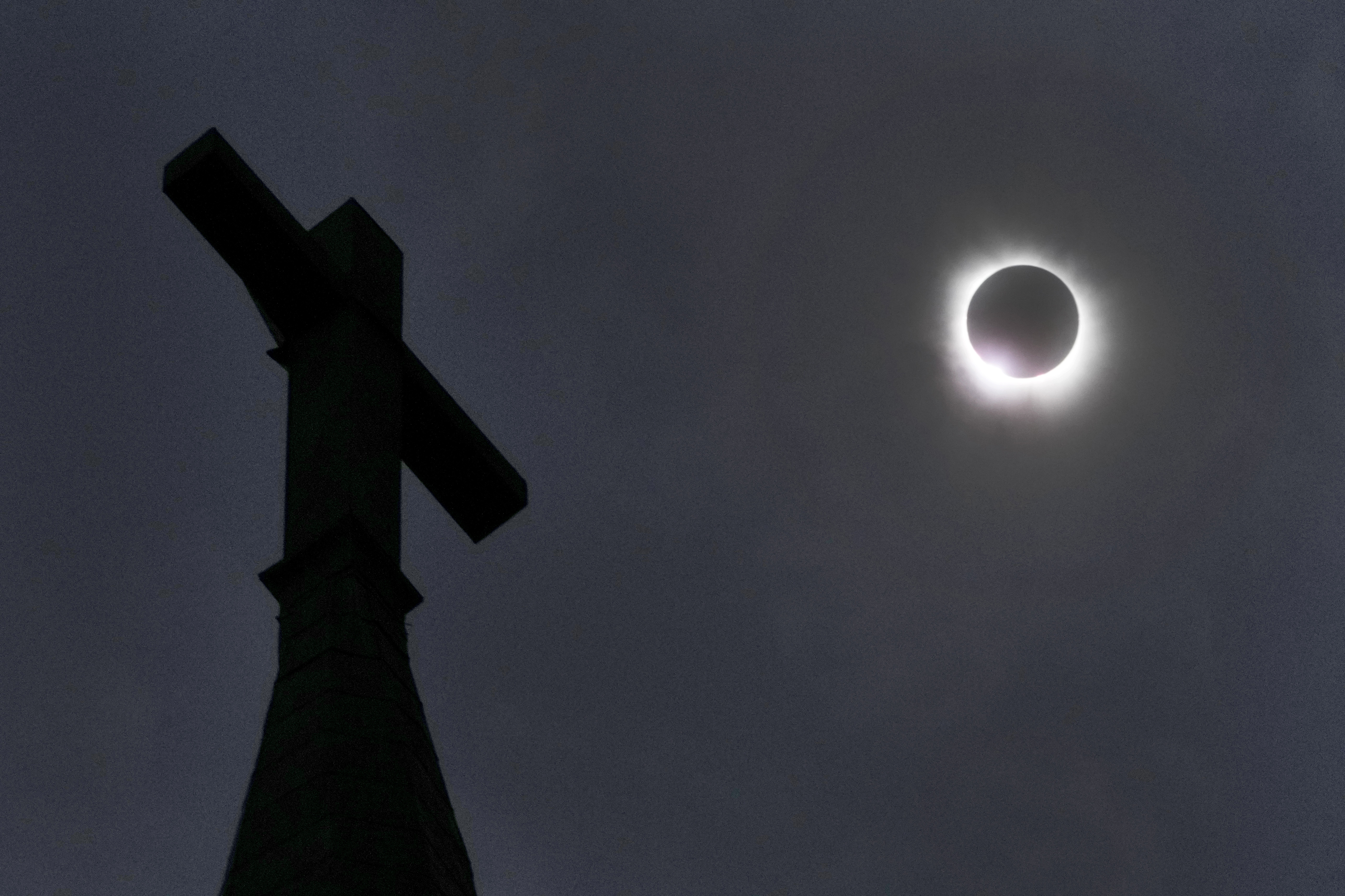 Watch the solar eclipse turn day to night on Monday