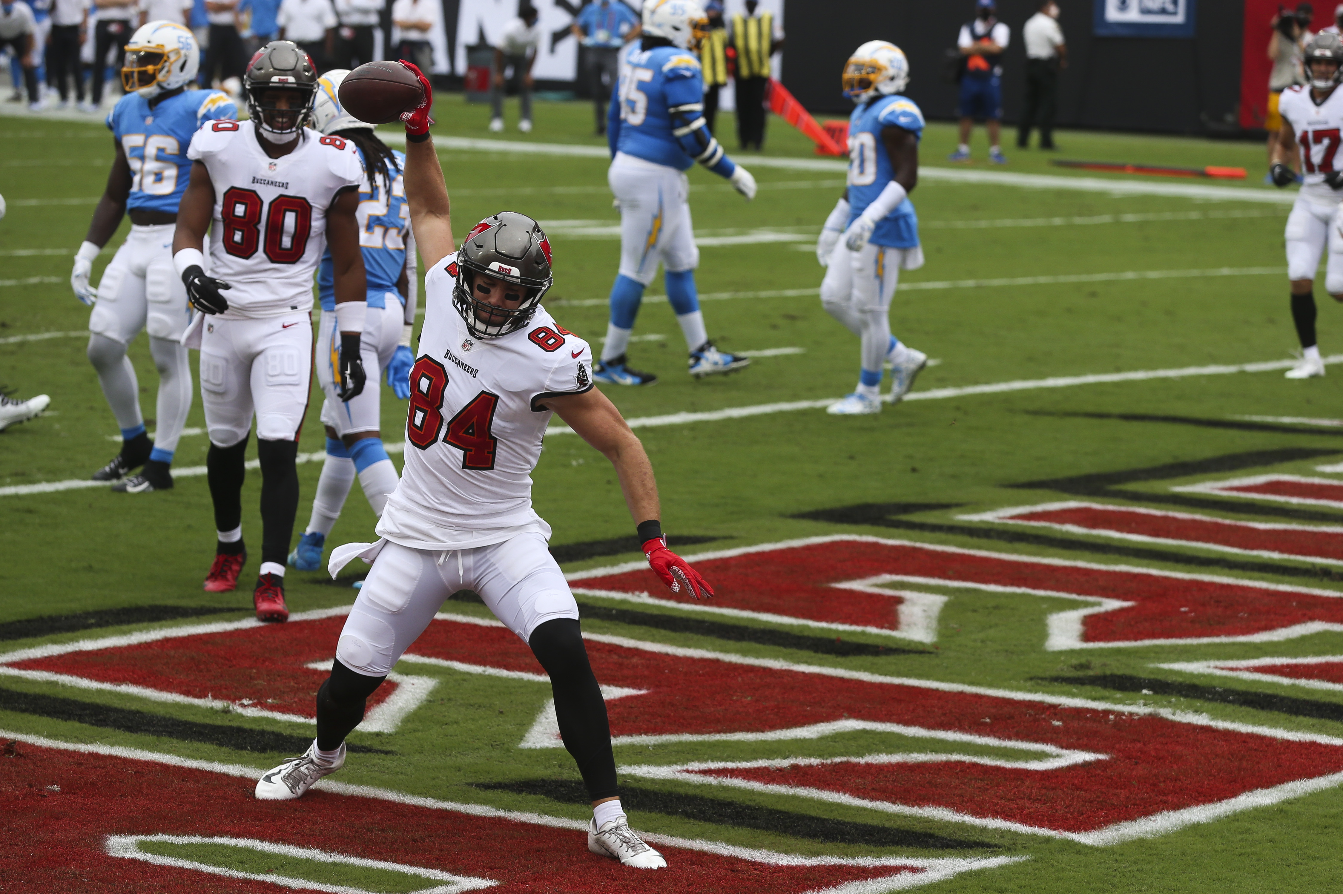 Buccaneers Reportedly Plan to Release TE Cameron Brate - Bleacher Nation