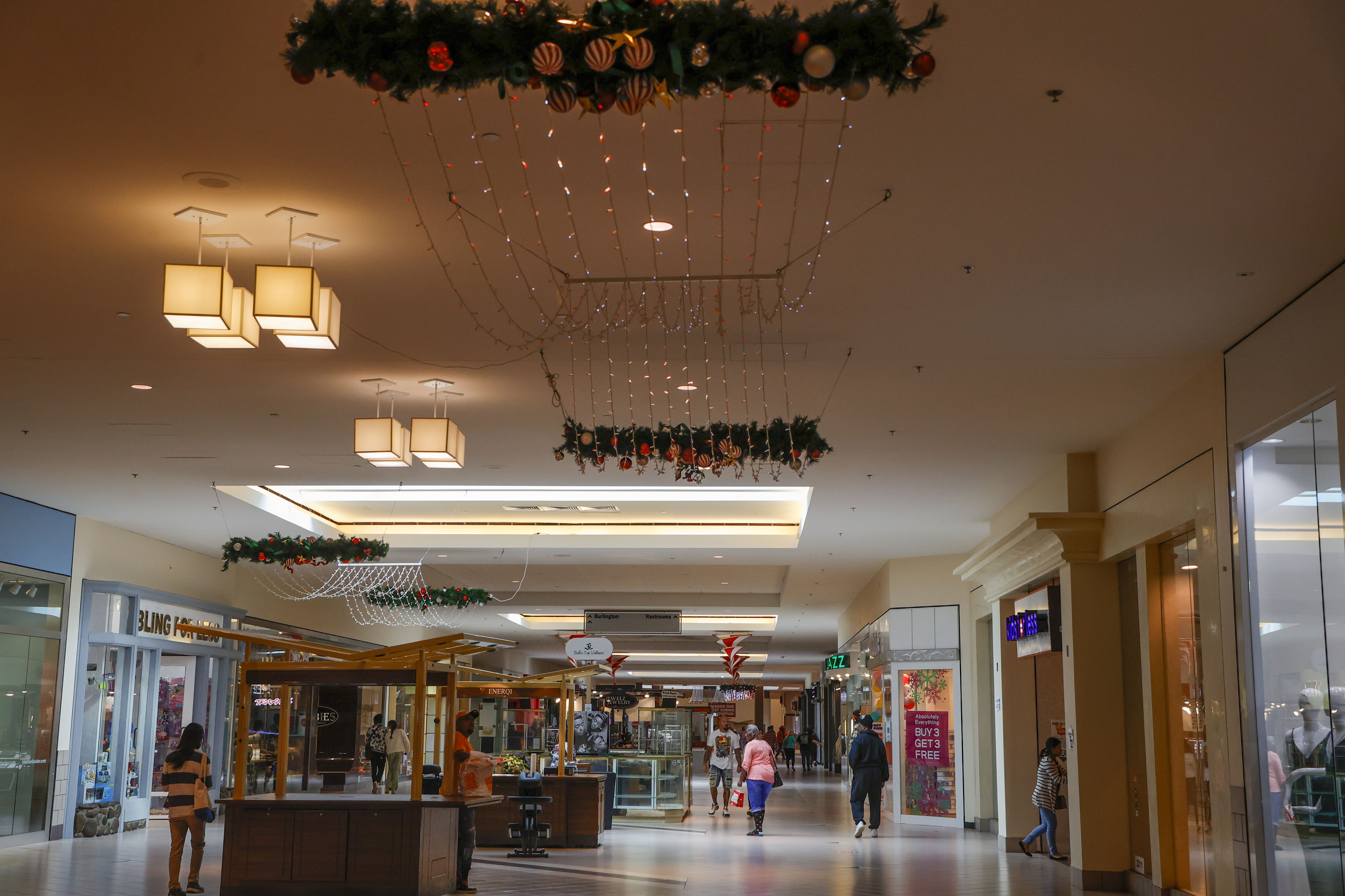 Tampa's 'dead' University Mall attracts fans nostalgic for the '90s