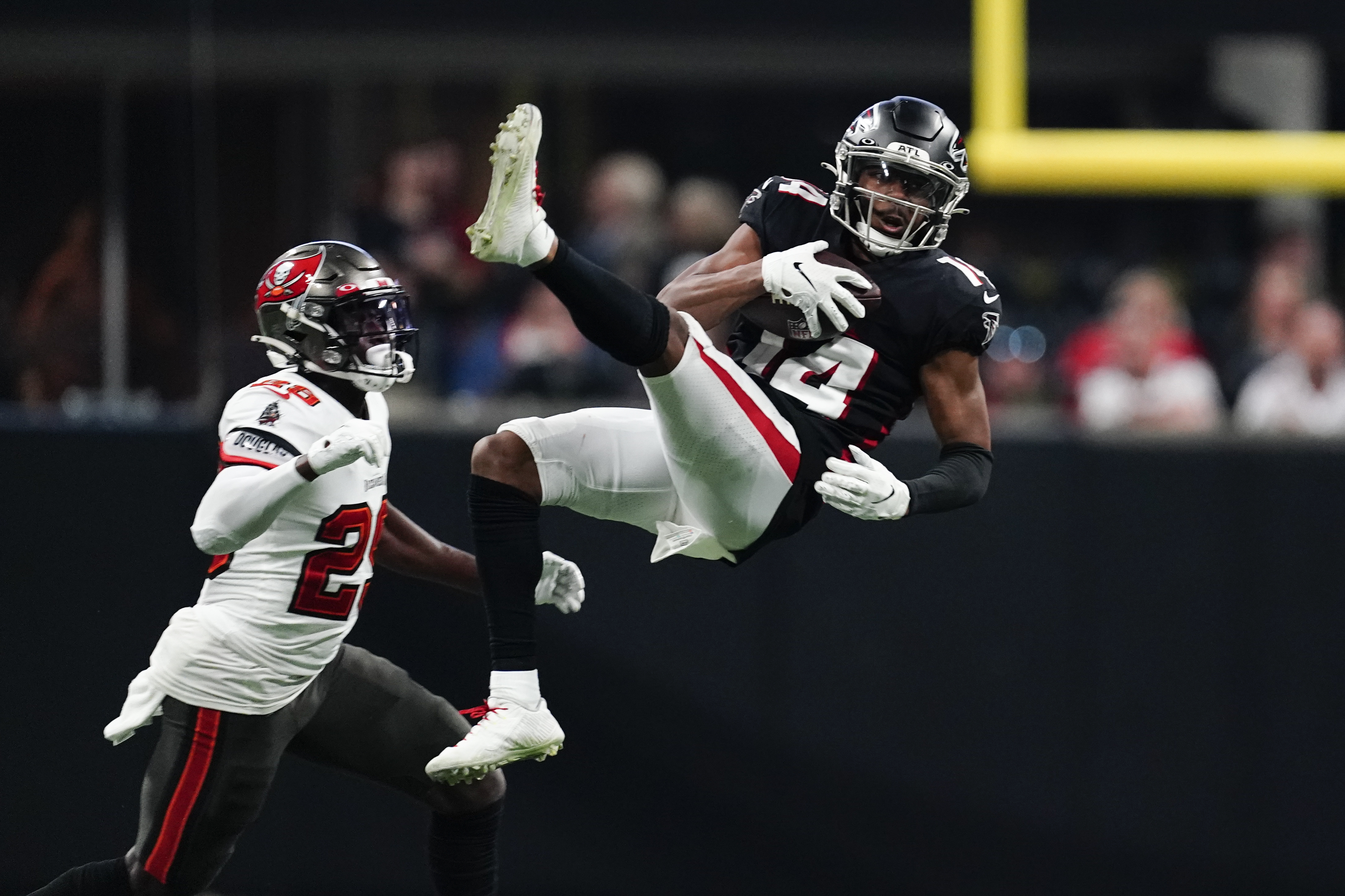 TAMPA, FL - SEPTEMBER 25: Tampa Bay Buccaneers Wide Receiver Russell Gage  (17) makes a touchdown catch in the last minute of the game during the  regular season game between the Green