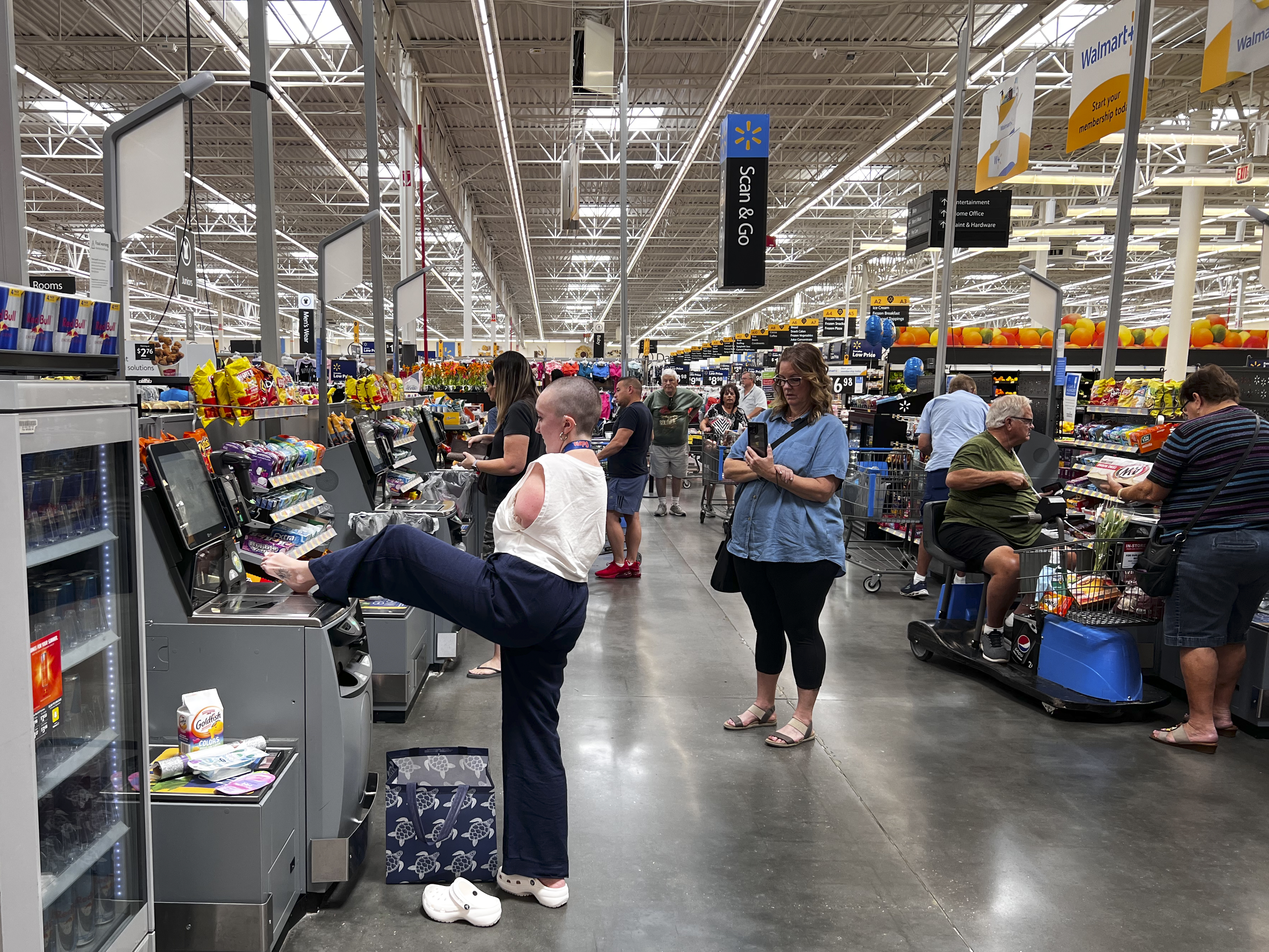 Driving with feet, Florida TikToker with no arms goes viral