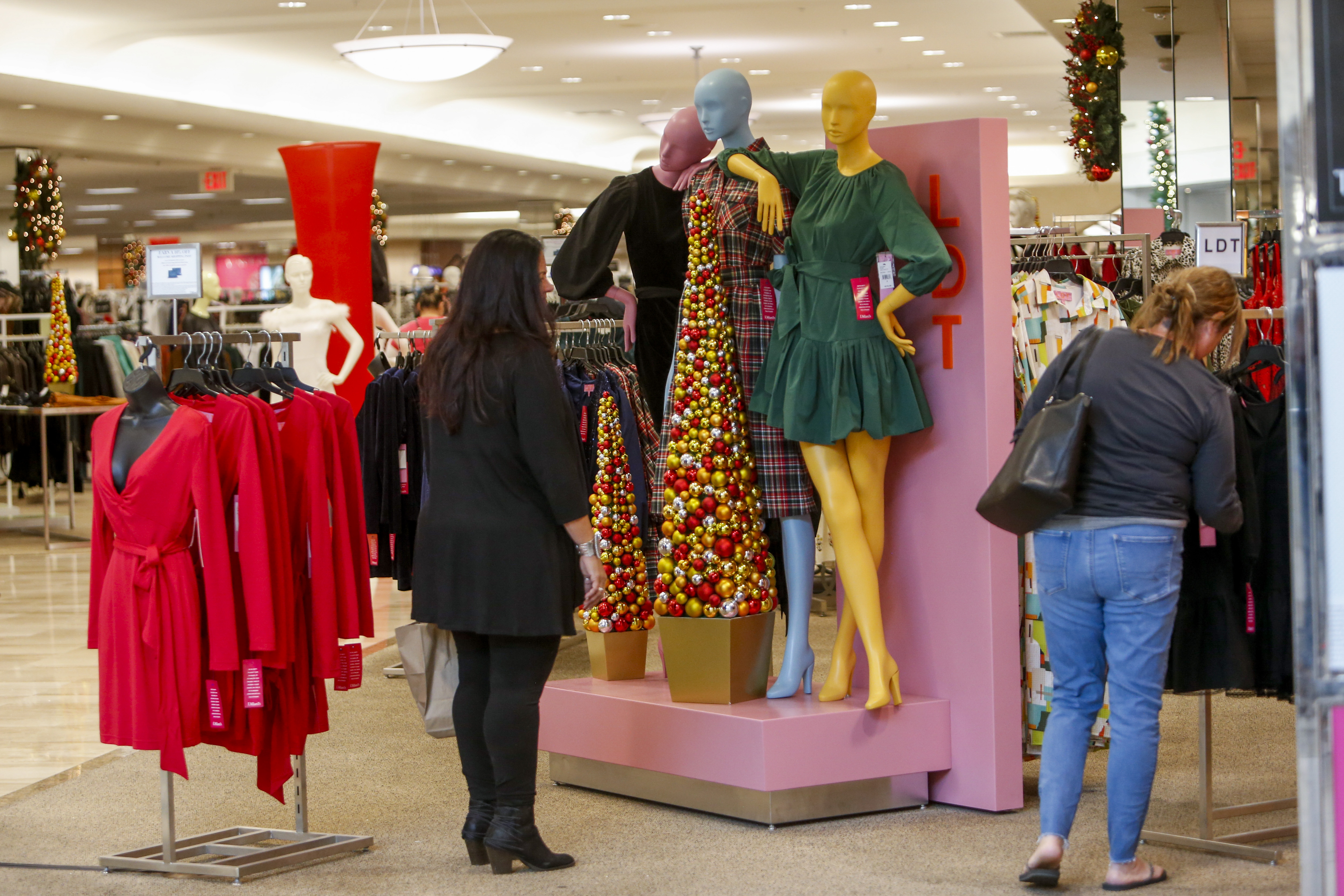 Shoppers return to Tampa Bay stores for holidays