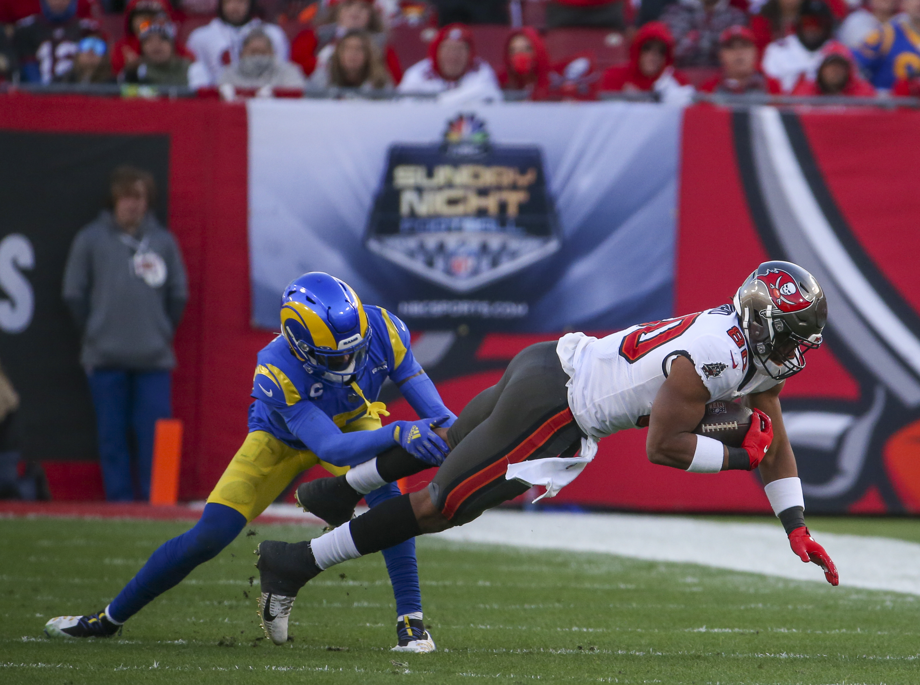 Buccaneers Restructure OLB Shaq Barrett's Contract 