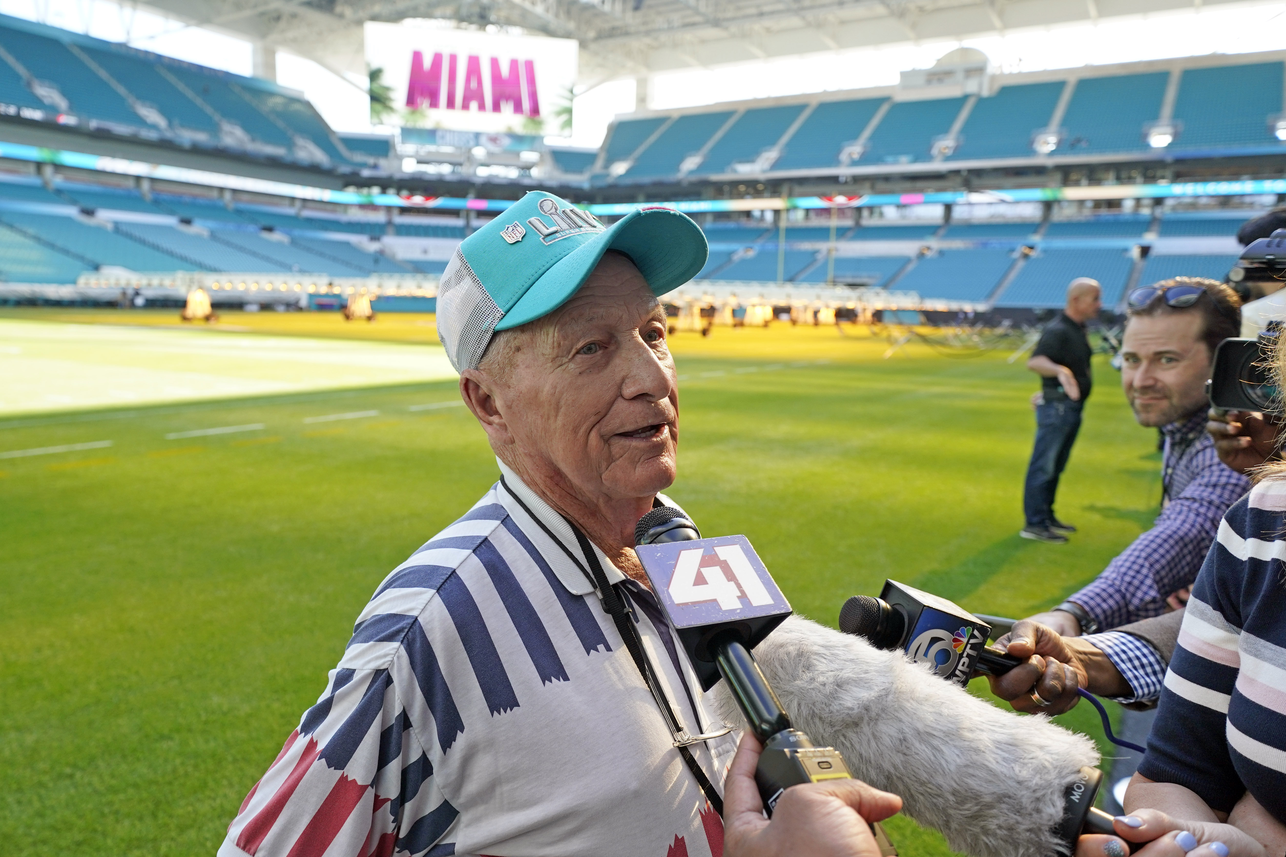 92-year-old NFL groundskeeper returns to work 55th Super Bowl