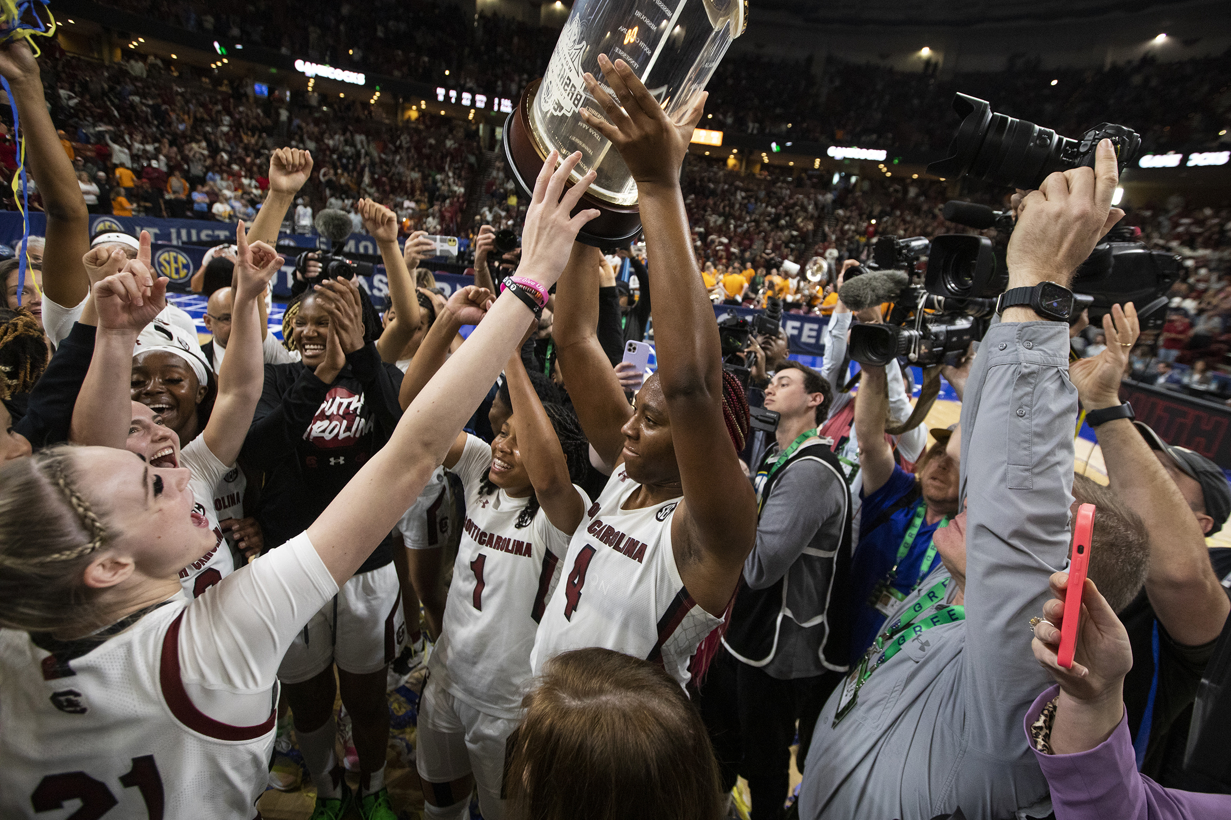 No. 1 South Carolina women's basketball routs LSU to stay undefeated