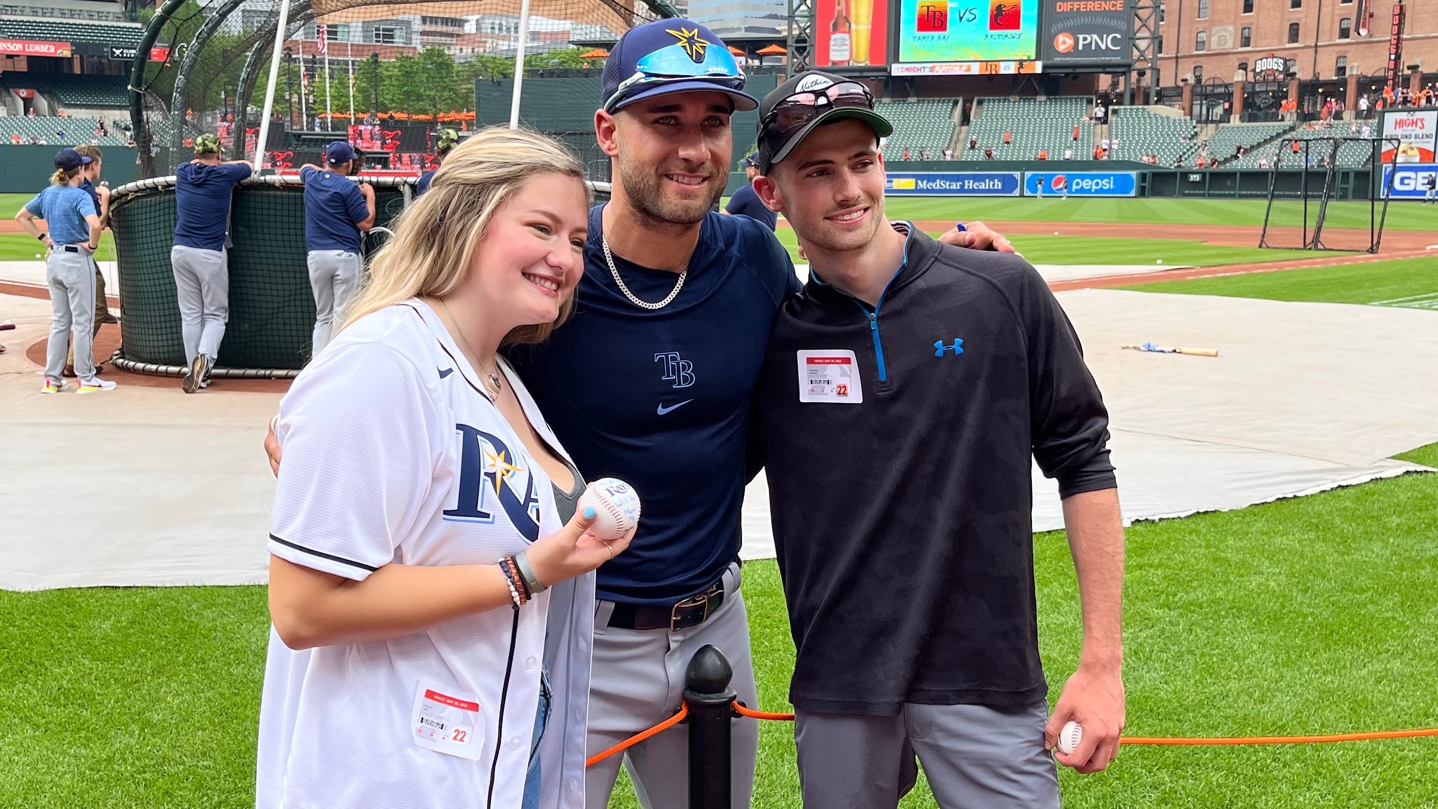 Rays' Kevin Kiermaier assists in pregame wedding proposal