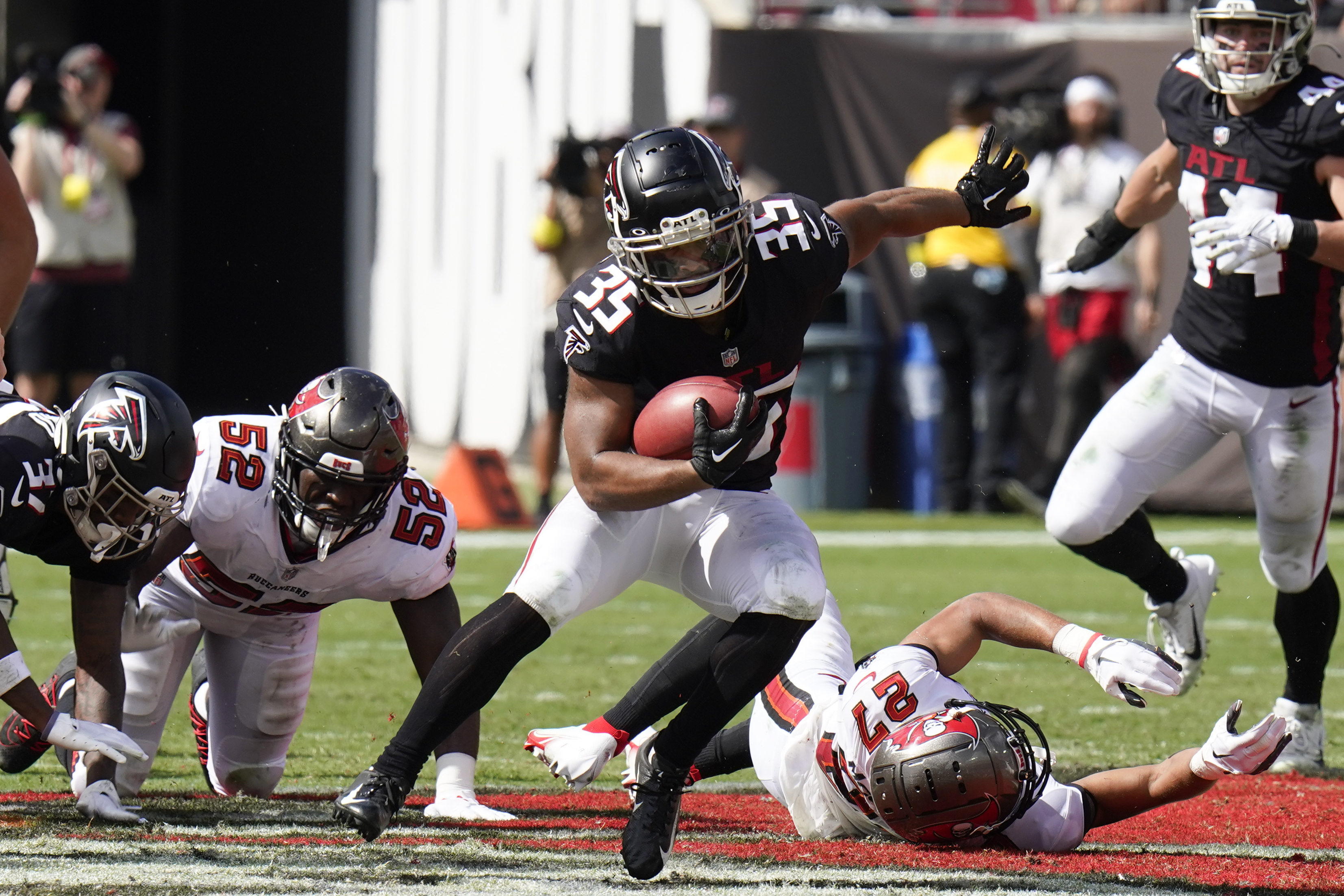 Atlanta Falcons running back Caleb Huntley darts through Bucs' D for 22  yards