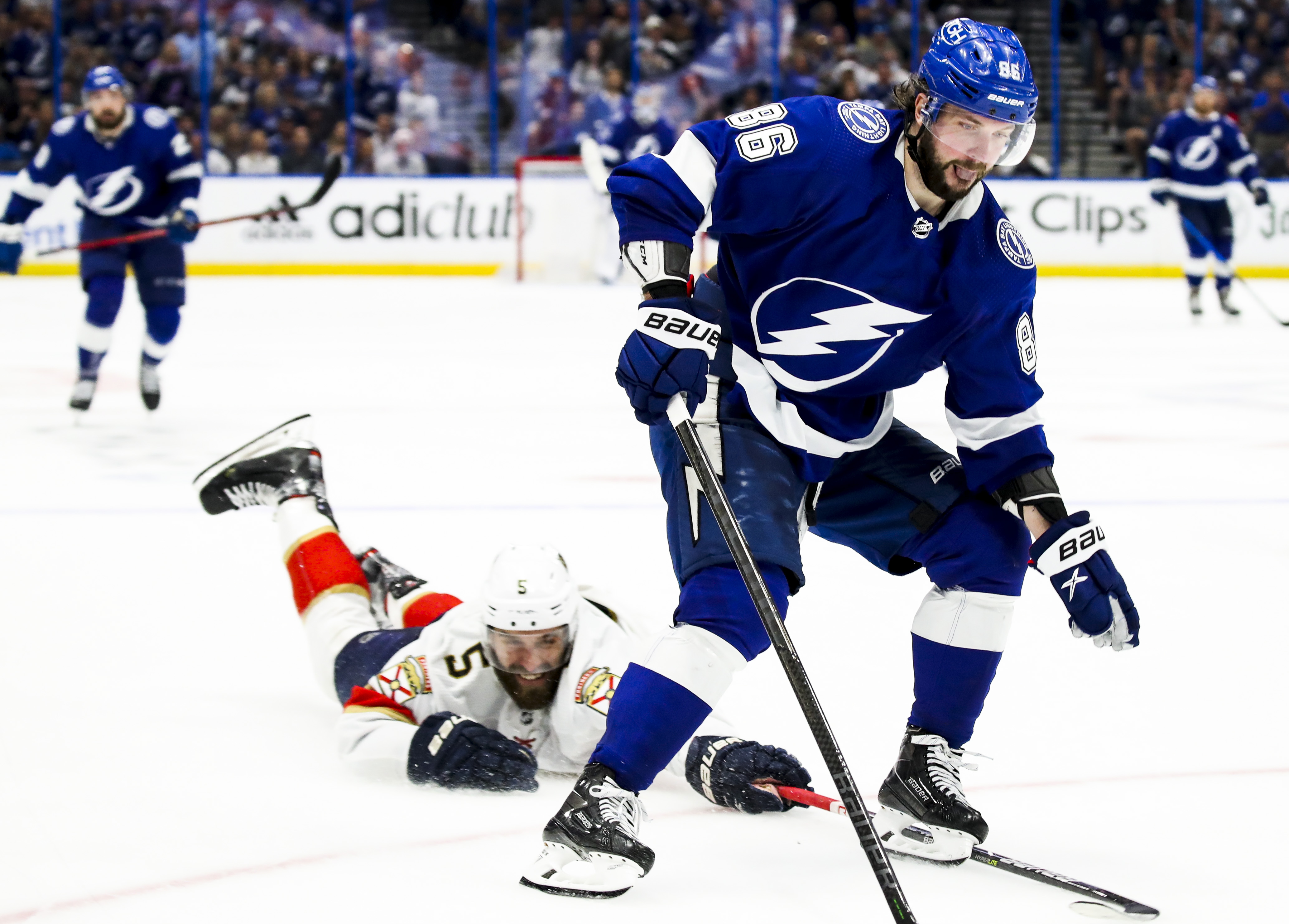 Drunken Tampa fan throws Vasilevskiy jersey on ice because of bad