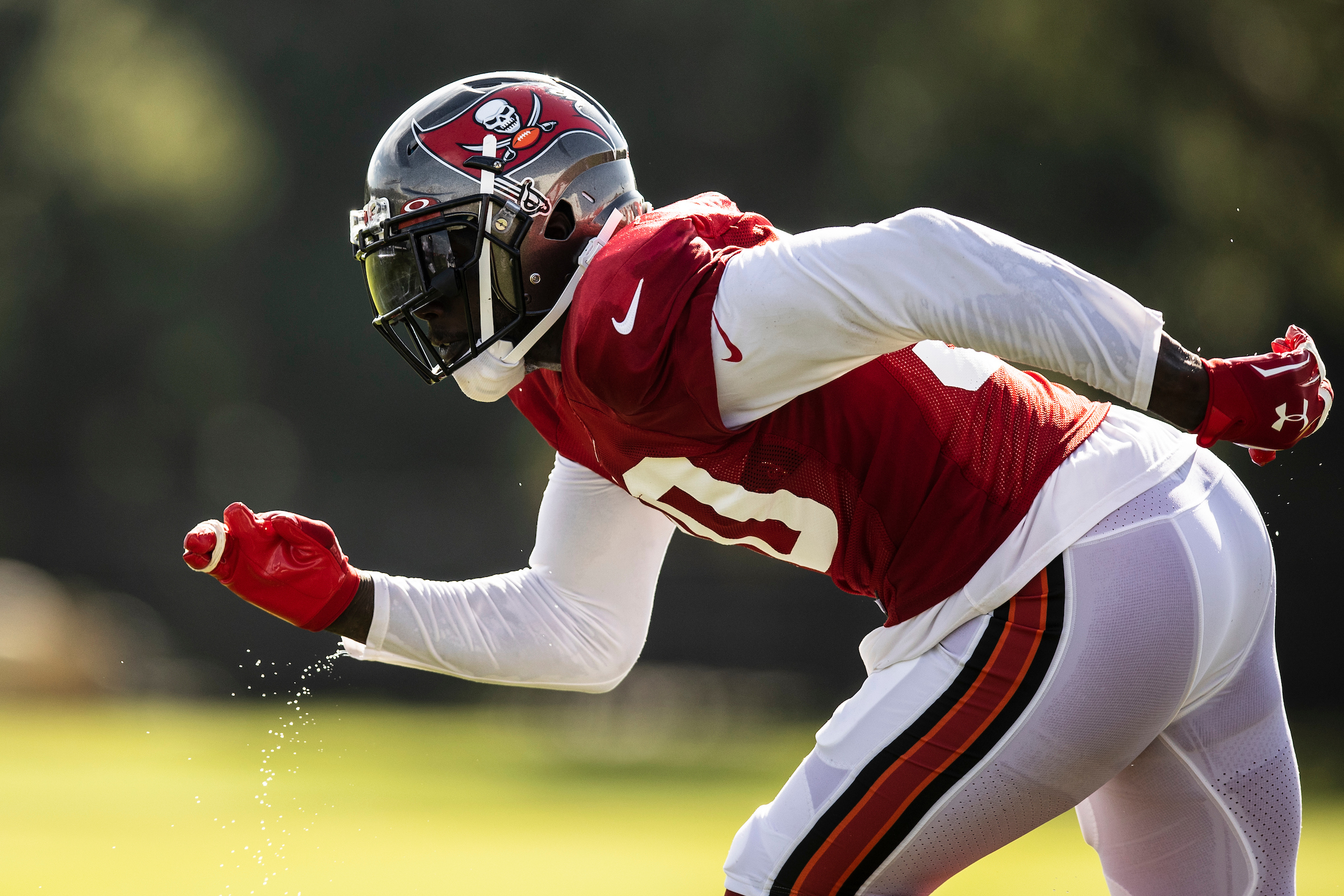 Arik Armstead puts Pierre through football drills