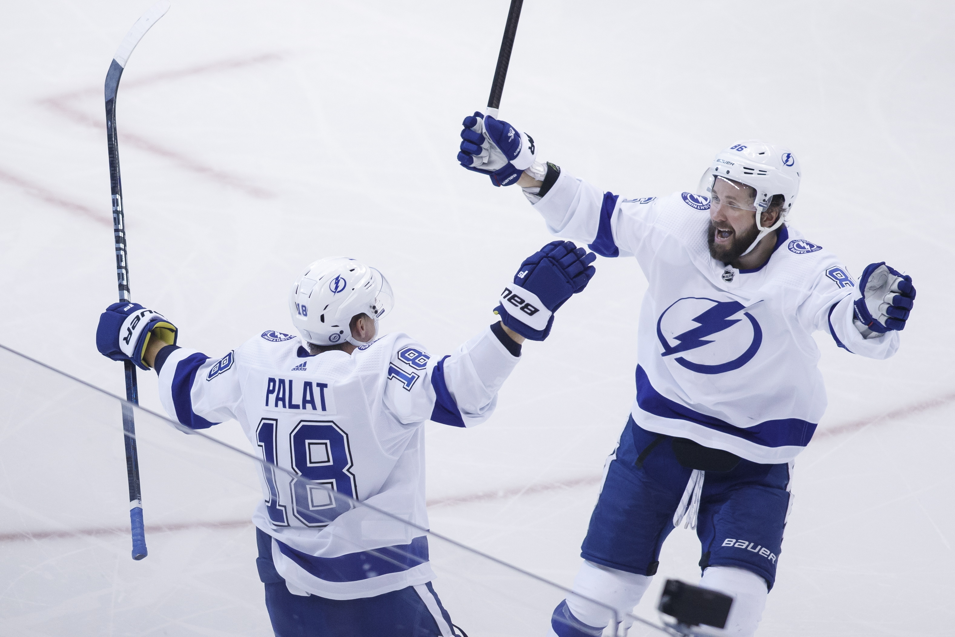Ondrej Palat finds his scoring touch as Lightning beat Bruins in