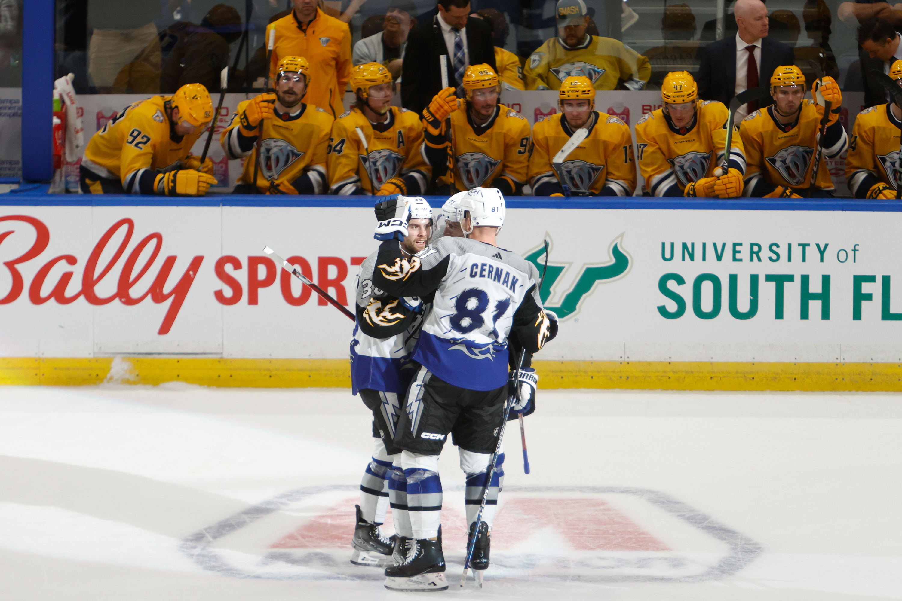 Lightning break through offensively in win over Predators