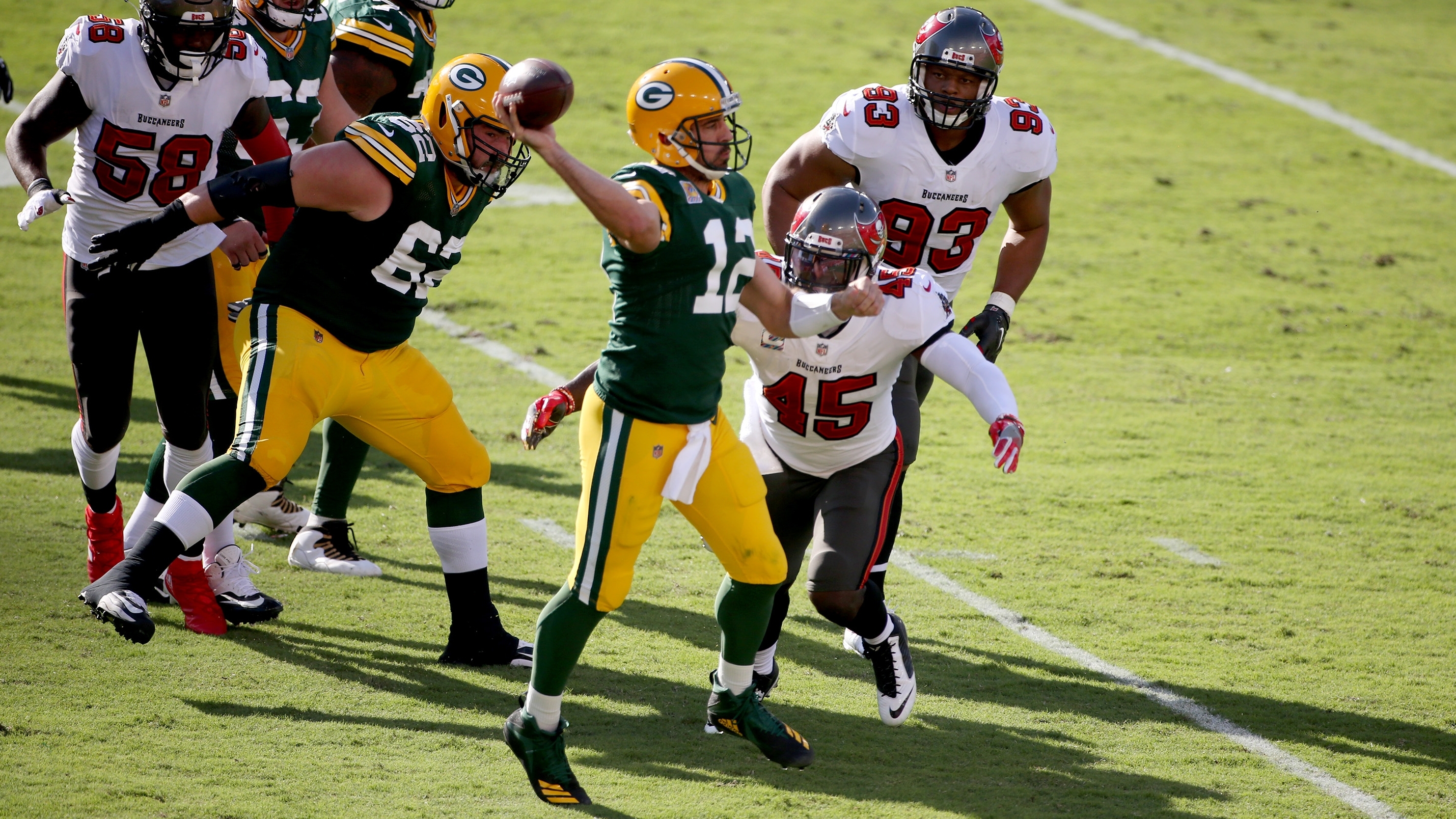 Aaron Rodgers has reassuring helmet advice for Antonio Brown