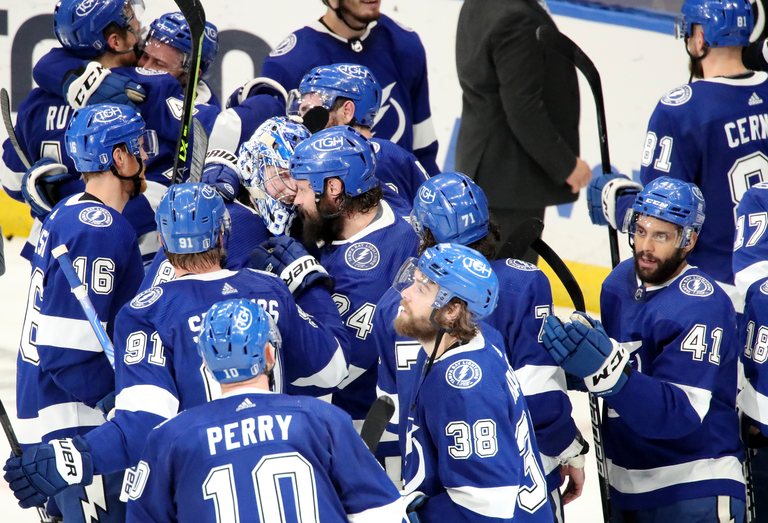 Hedman returns to Game 6 after taking high hit from Lafreniere