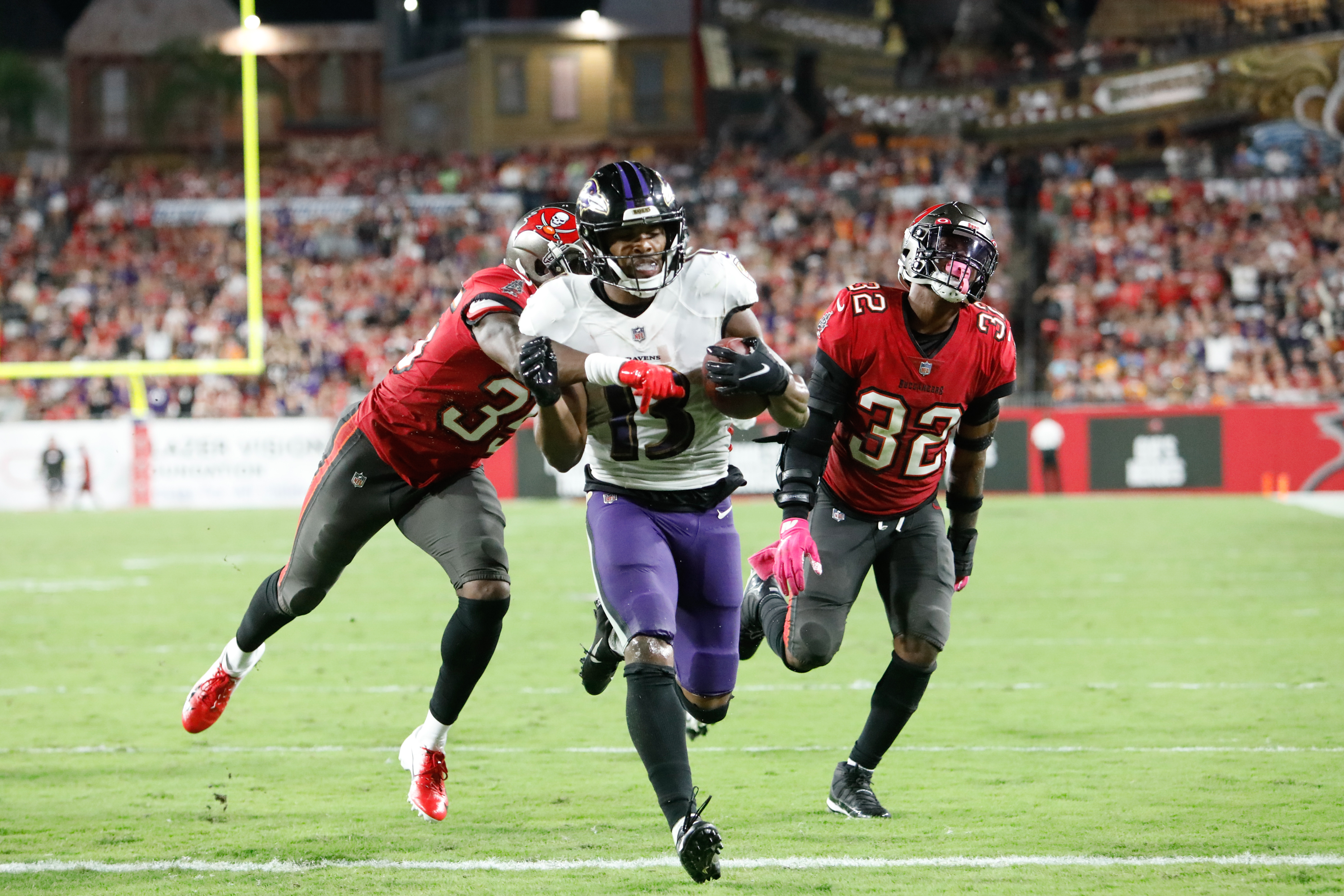 Lamar Jackson outduels Tom Brady, Ravens hand Bucs third straight loss