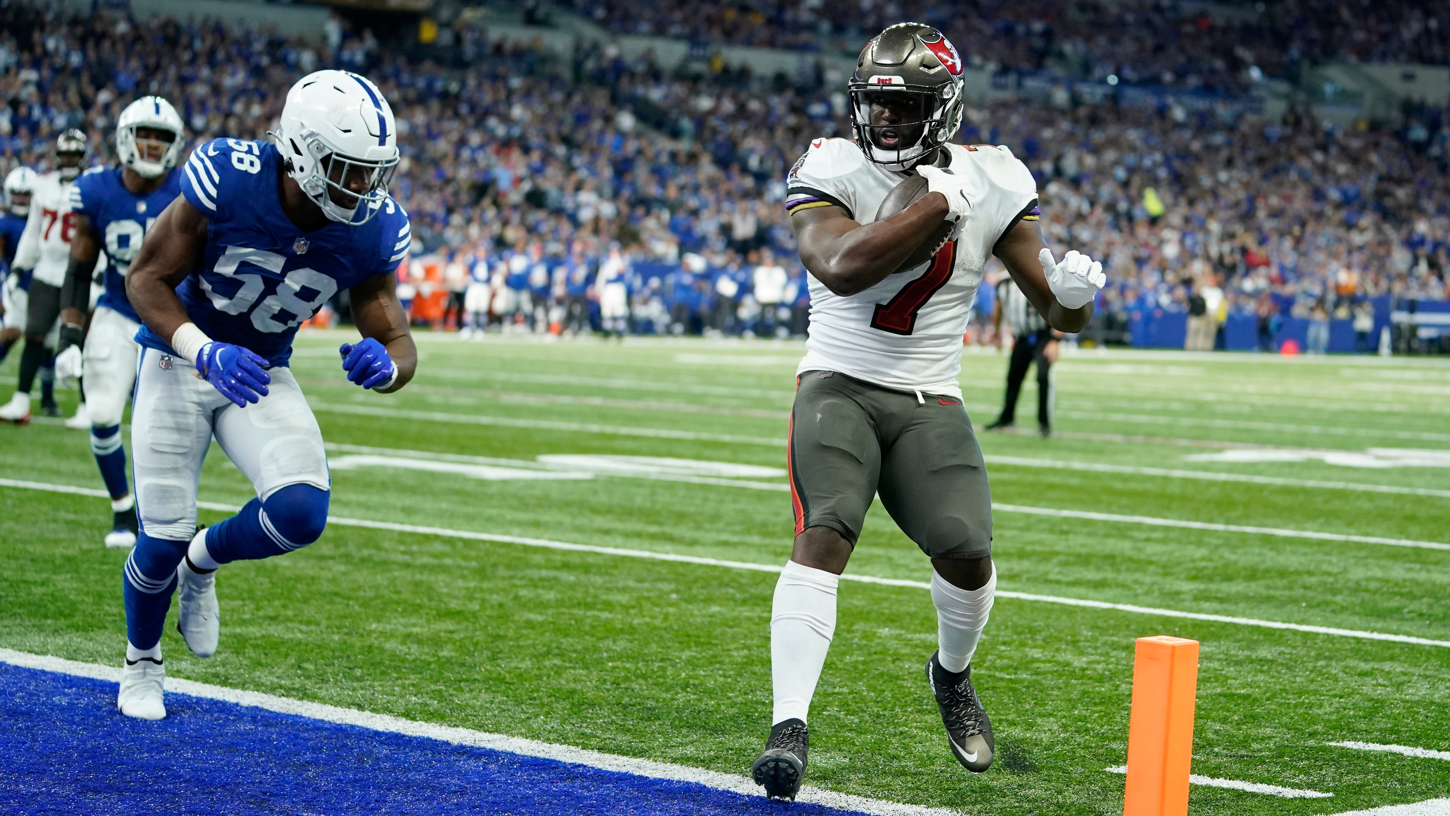 Fournette leads Bucs past Colts