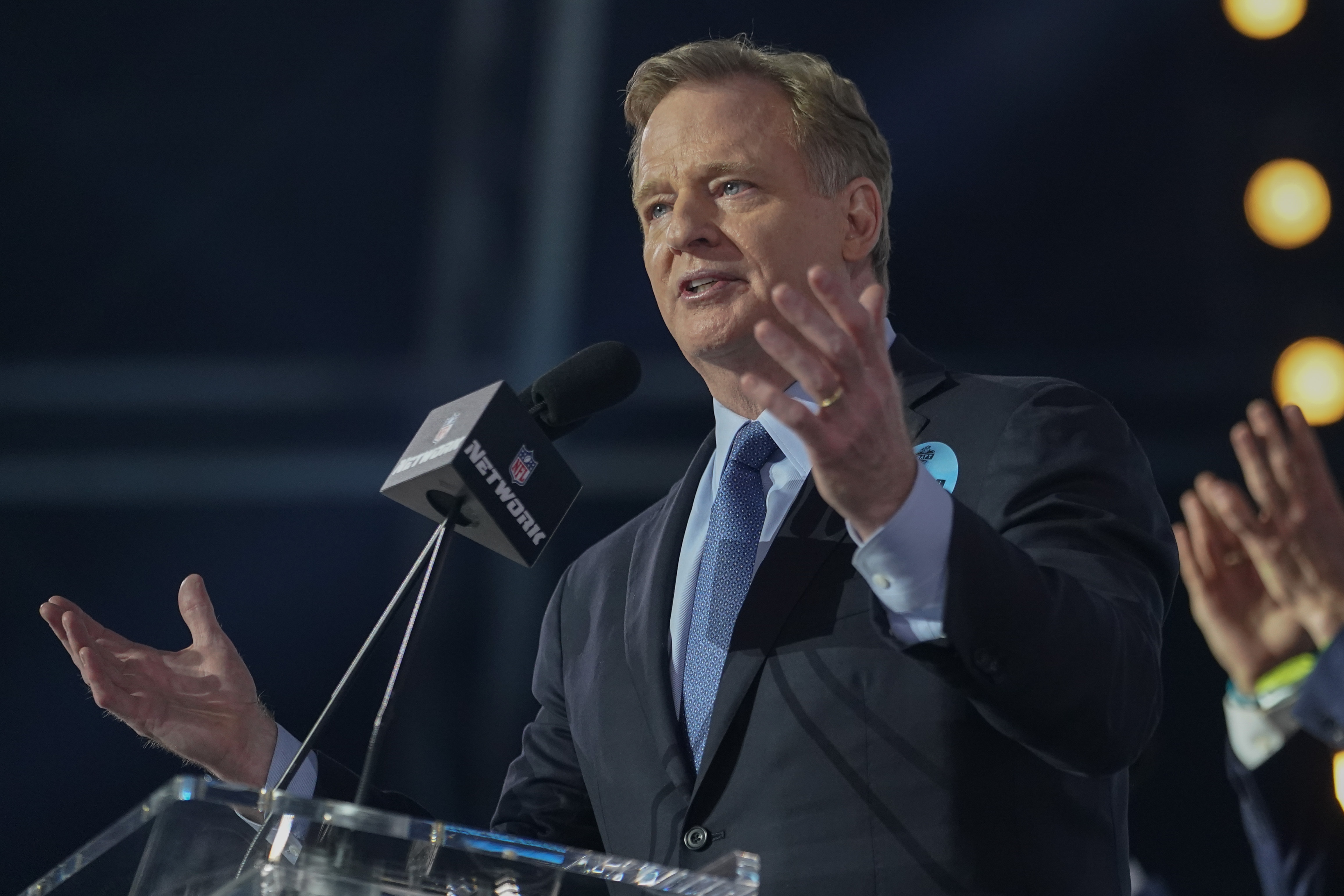 N.F.L. Draft 2020: No Goodell Hugs? No Boos? No Problem - The New