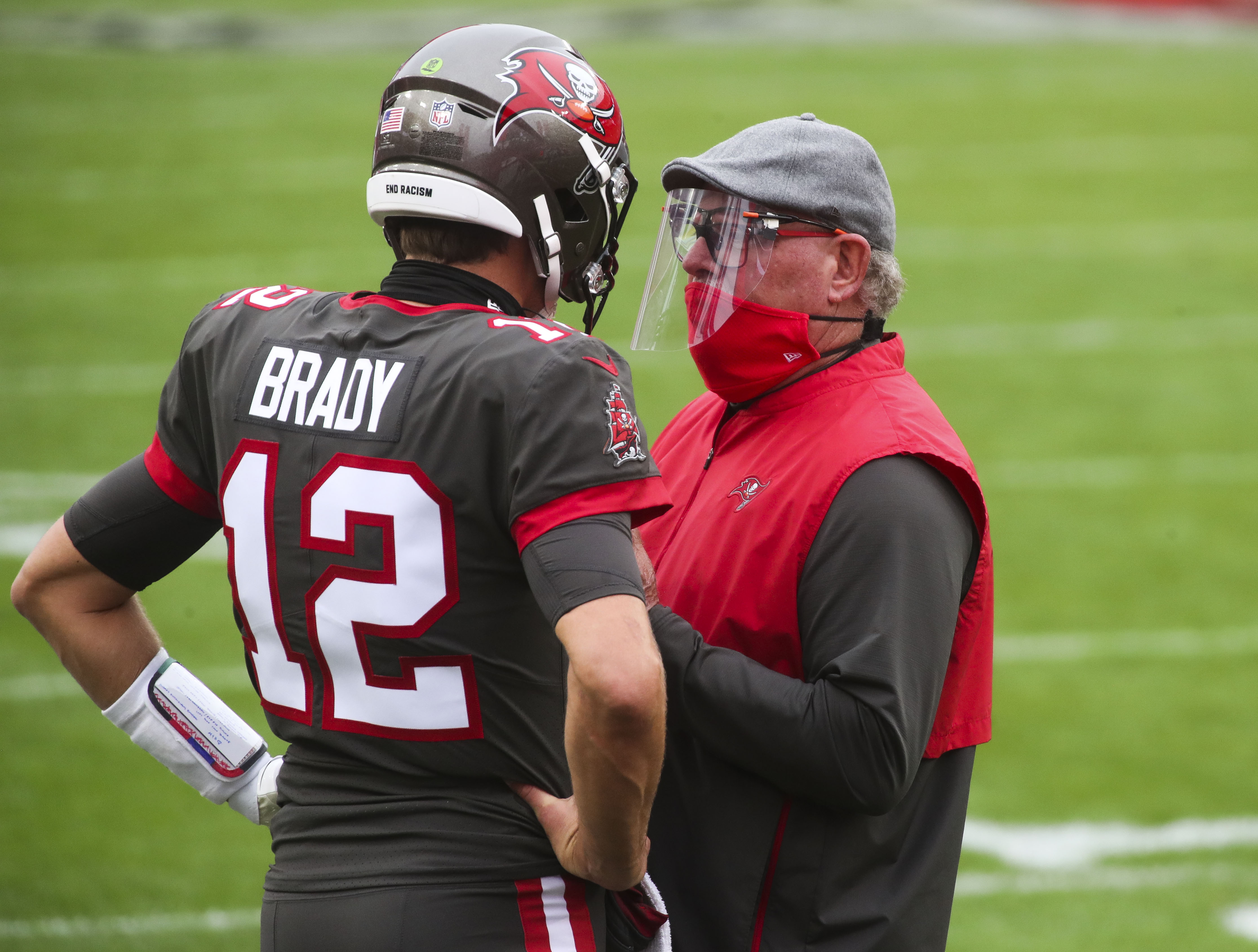 Tom Brady throws for 4 TDs, Bucs pull away from Falcons 44-27