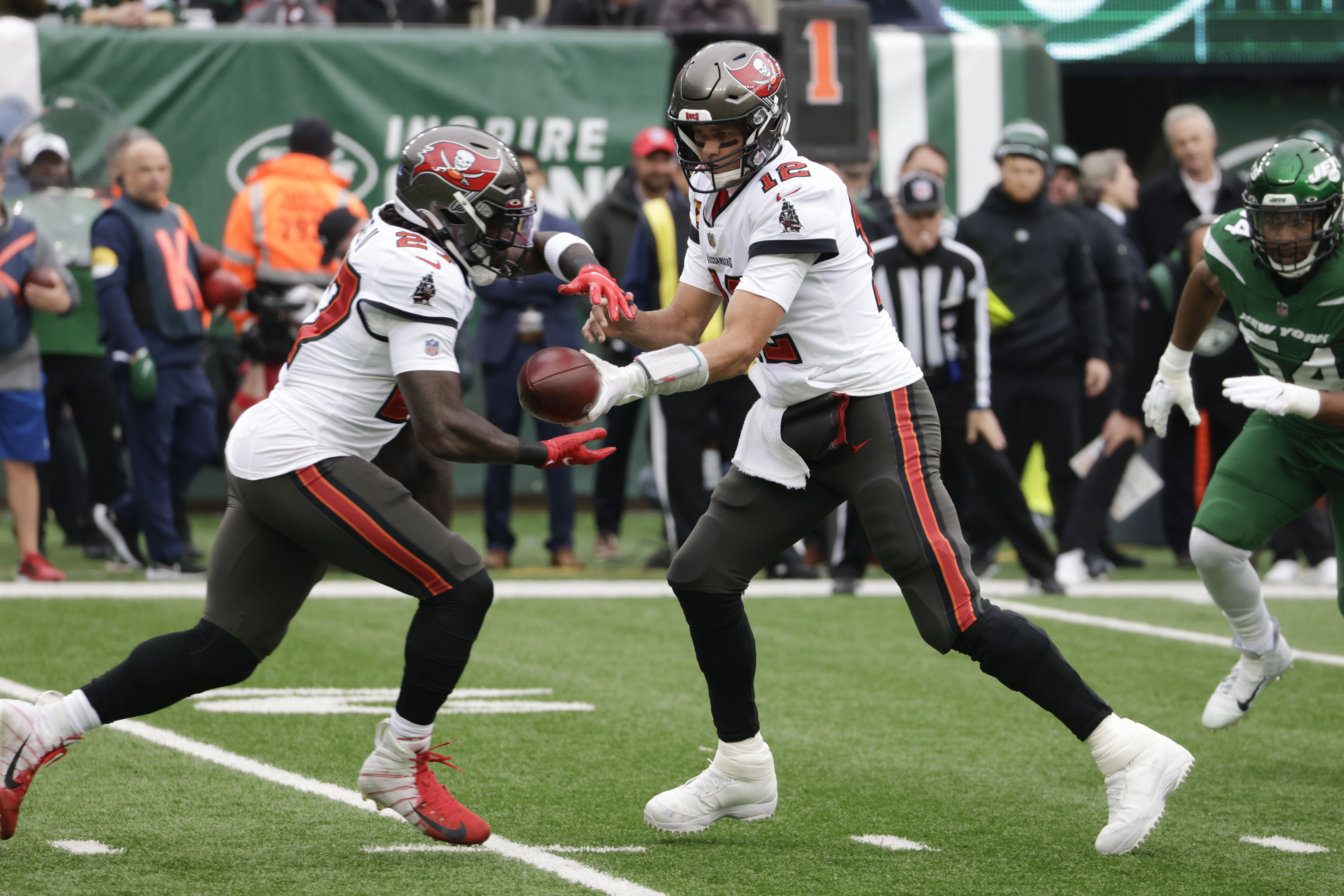 East Rutherford, New Jersey, USA. 2nd Jan, 2022. Tampa Bay Buccaneers tight  end ROB GRONKOWSKI (87) runs for a first down at MetLife Stadium in East  Rutherford New Jersey Tampa Bay New