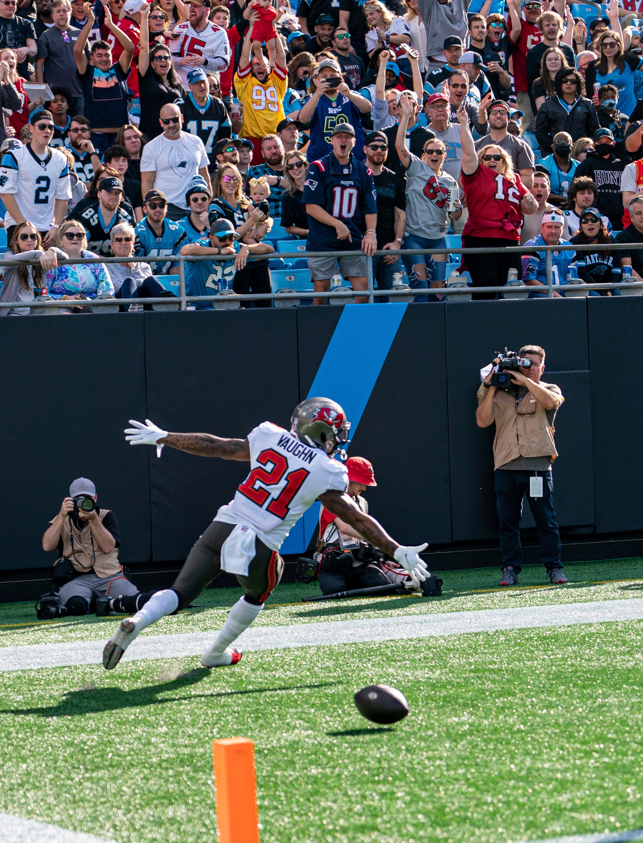 Ke'Shawn Vaughn of the Tampa Bay Buccaneers rushes the ball