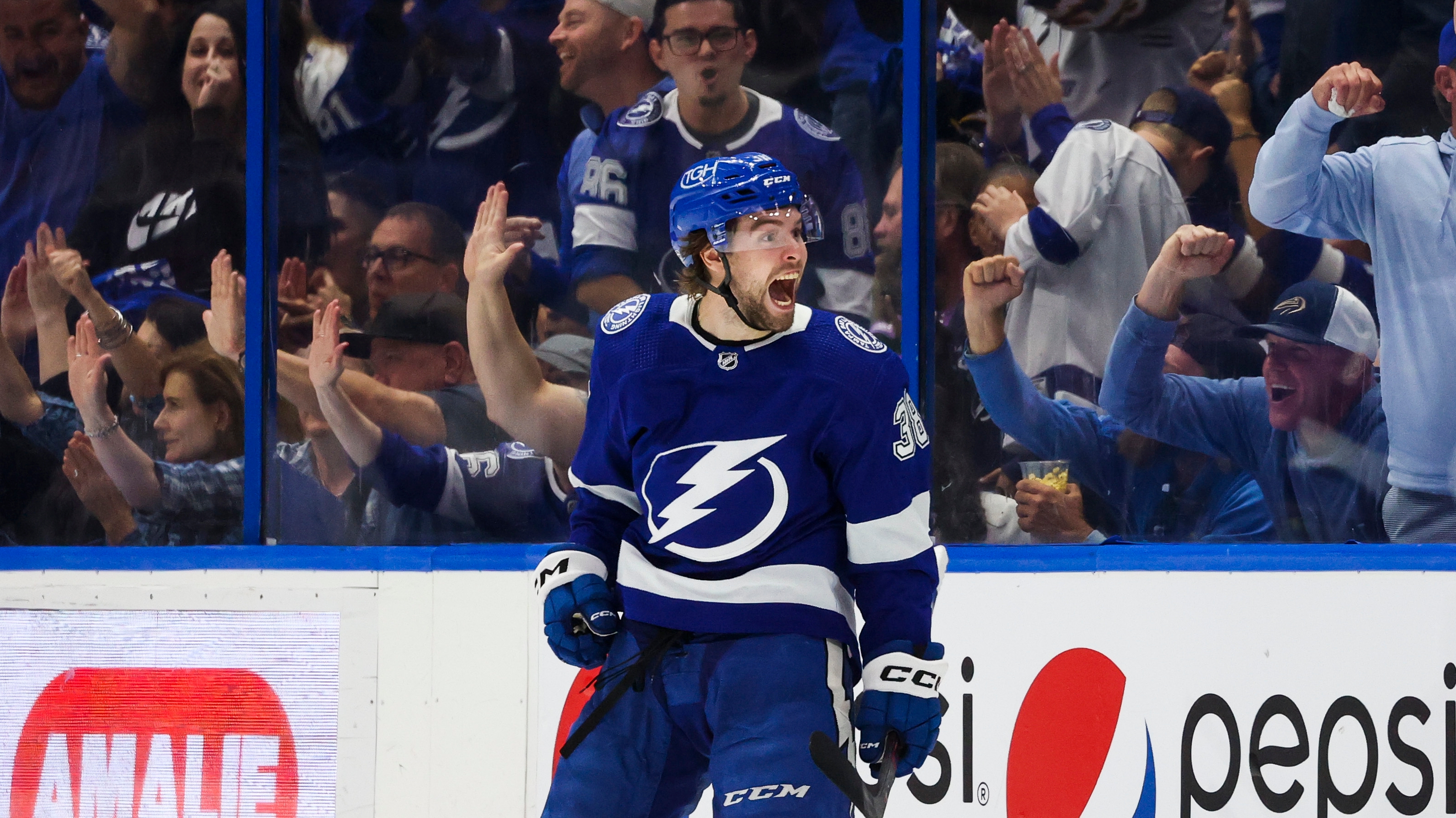 Lightning break through offensively in win over Predators