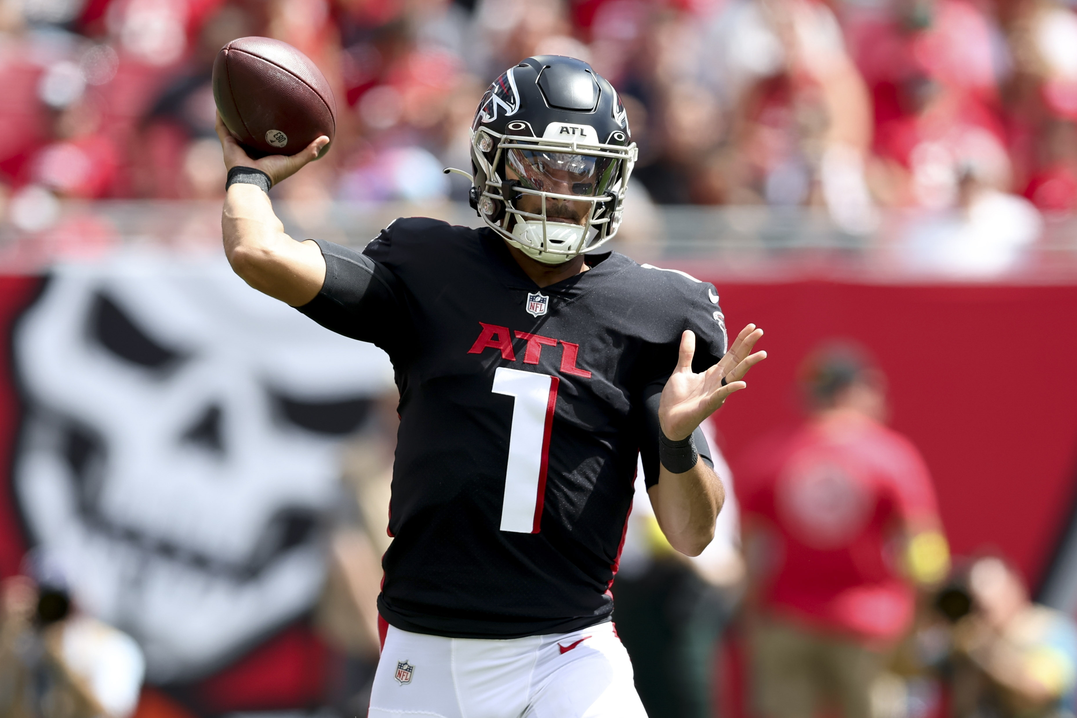 Falcons beat up on Buccaneers, 43-28, behind Matt Ryan's 4 TDs - Los  Angeles Times