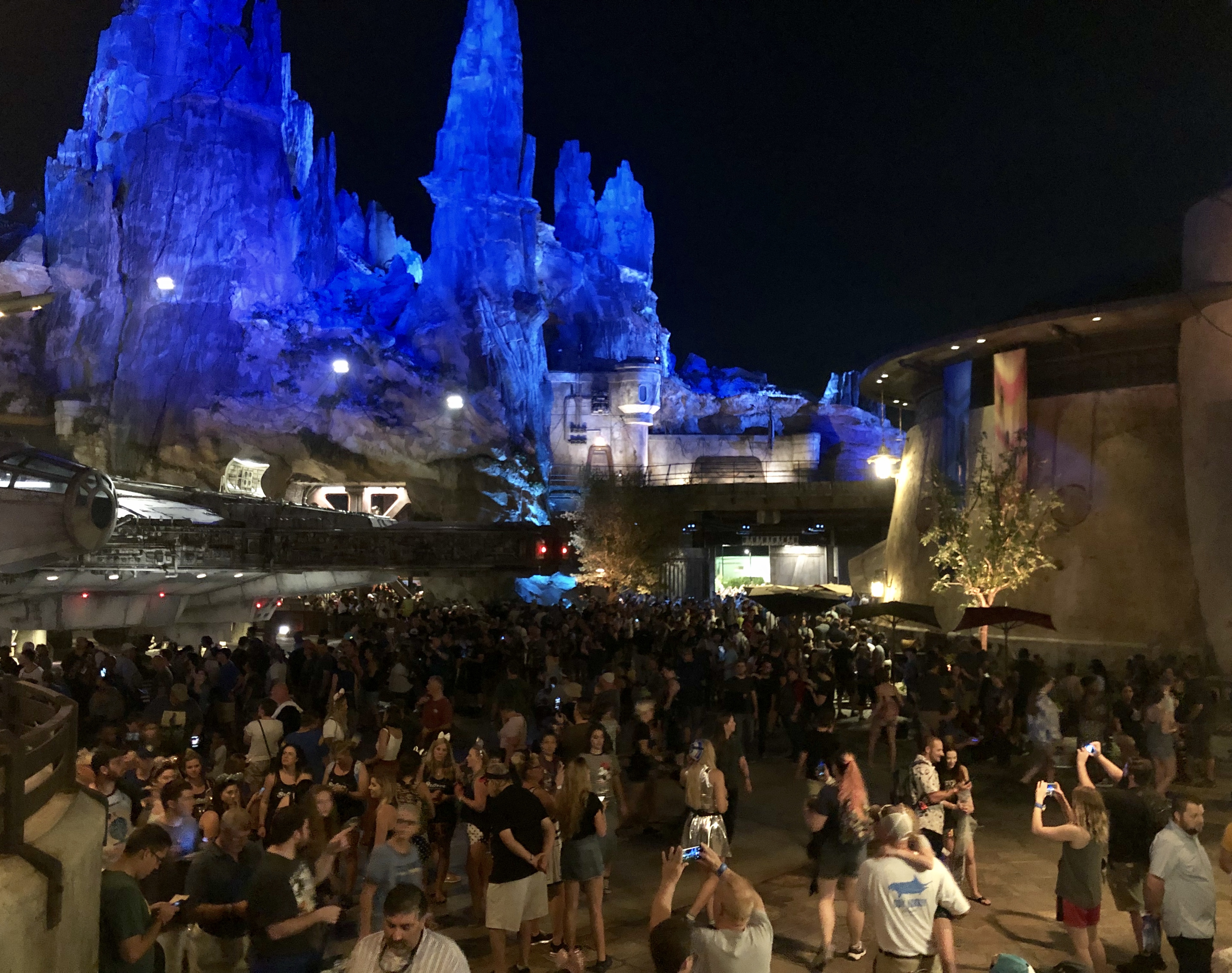 Disney S Star Wars Land At Capacity Before Sunrise Thinner By
