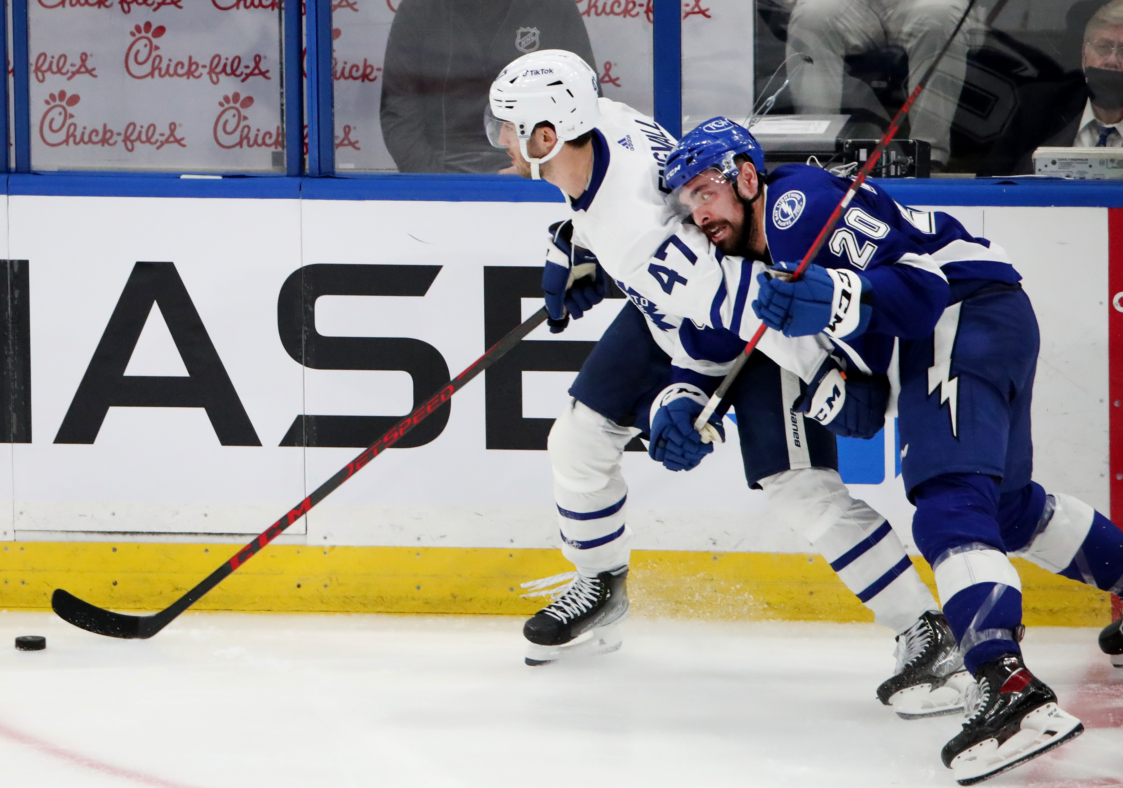Auston Matthews fights Steven Stamkos in first bout in NHL history between  60-goal scorers, sparks Leafs to overtime win