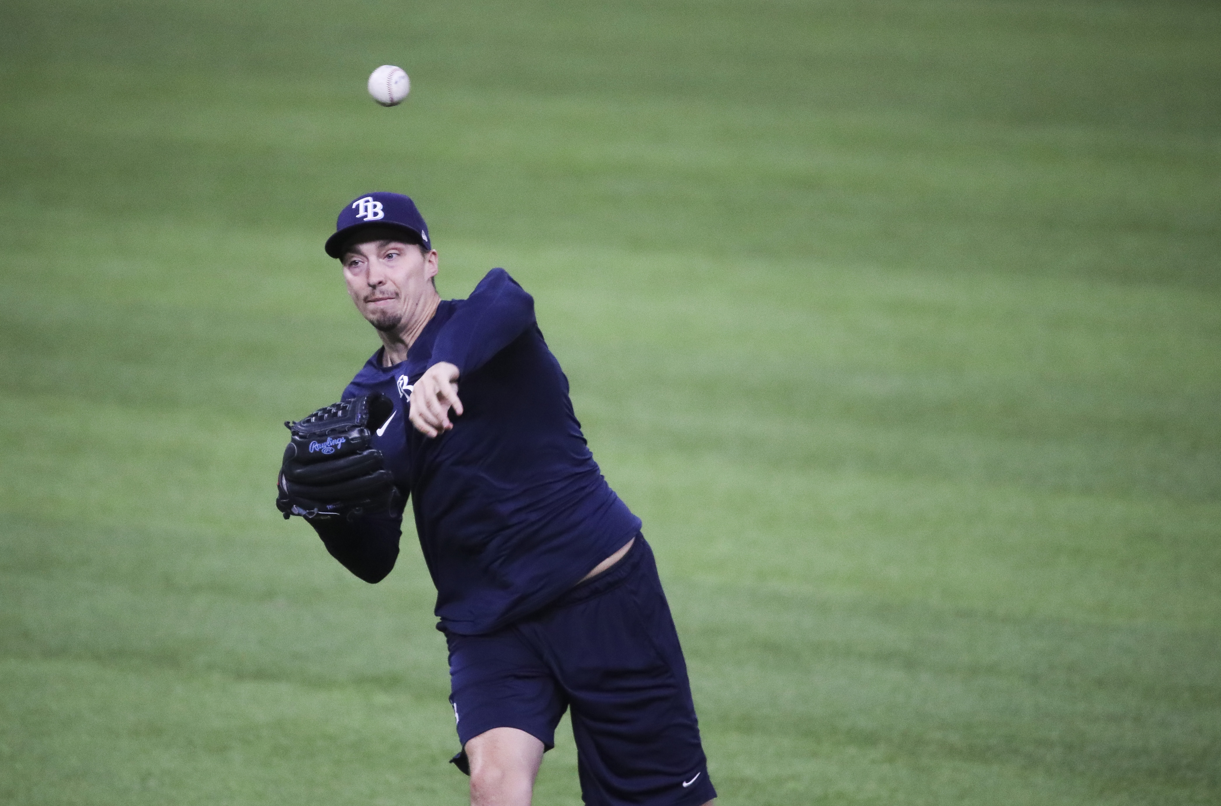 Walker Buehler, Dodgers dominate Rays to grab World Series lead