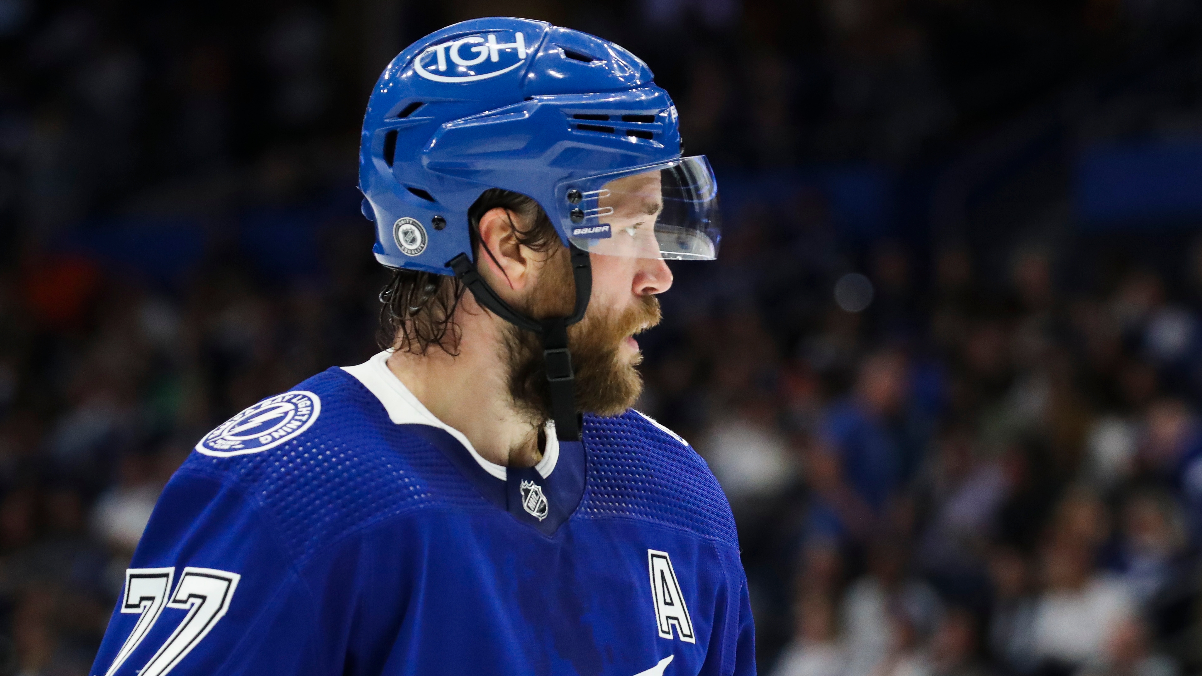 Victor Hedman suffers scary injury after his visor breaks during World  Championship game