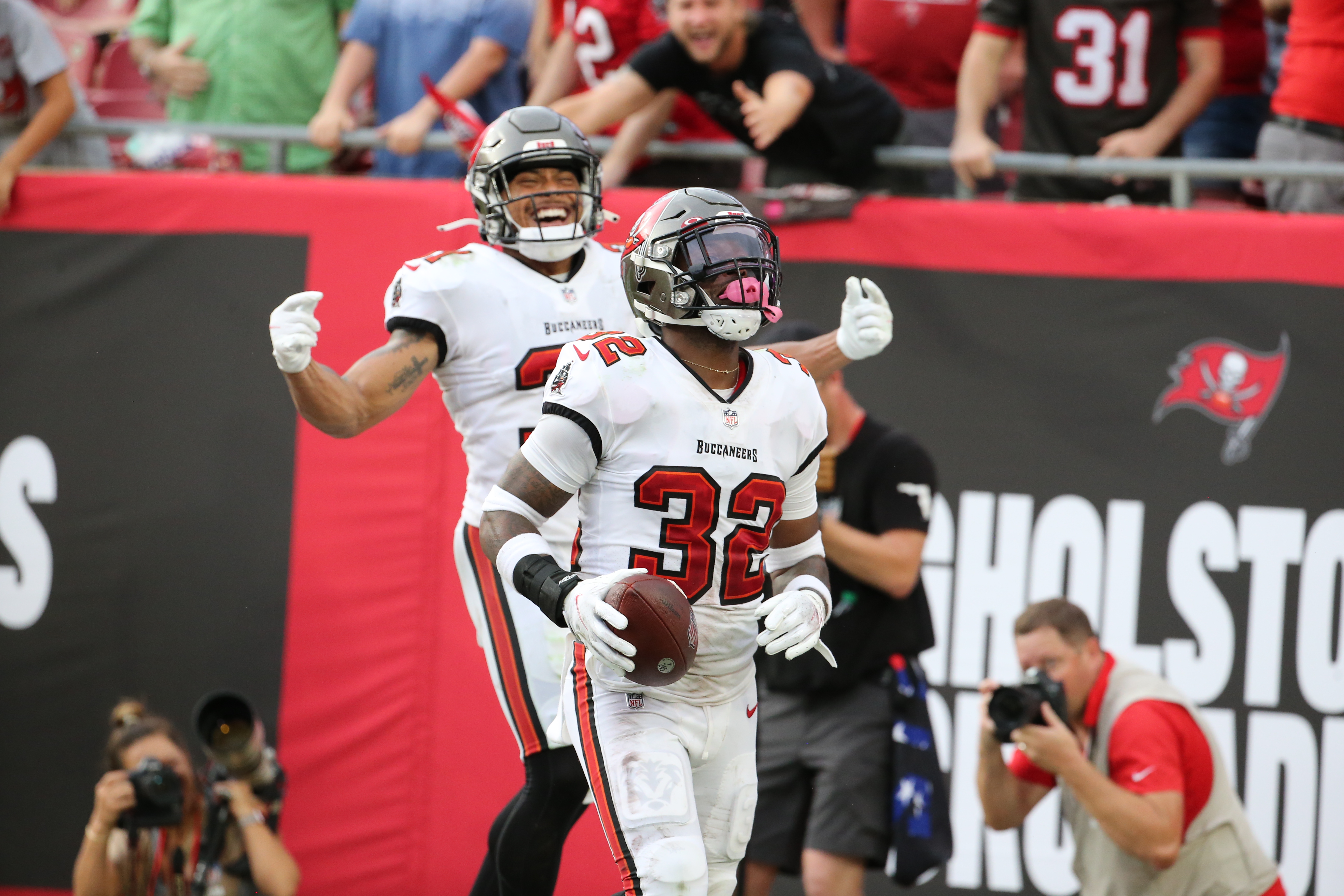 Buccaneers safety Mike Edwards has pick-six in win over Saints