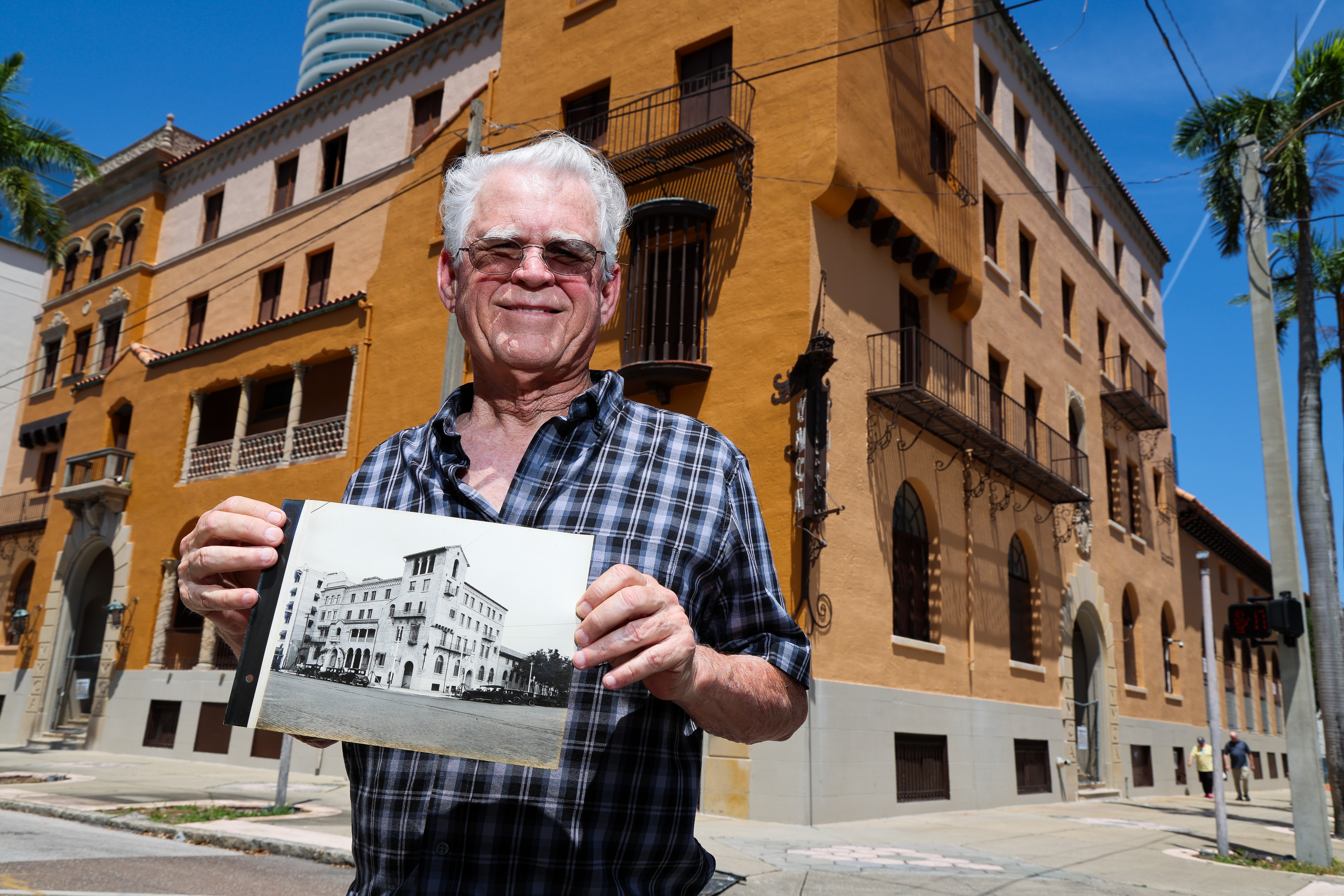 Why is the historic YMCA building in downtown St. Petersburg still vacant?, image size:6000x4000