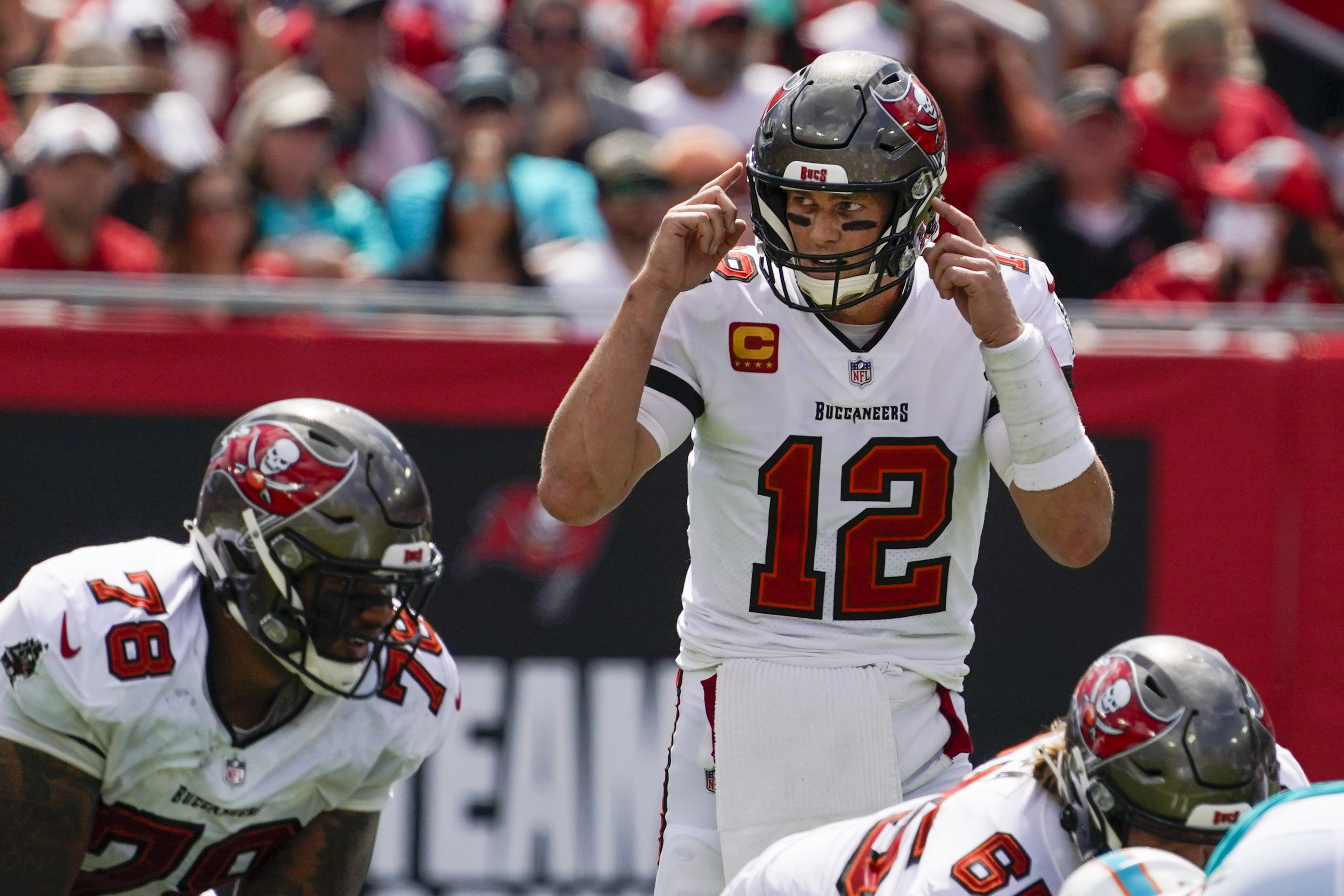 Brady's 5 TD passes account for Bucs' 45-17 win over Dolphins