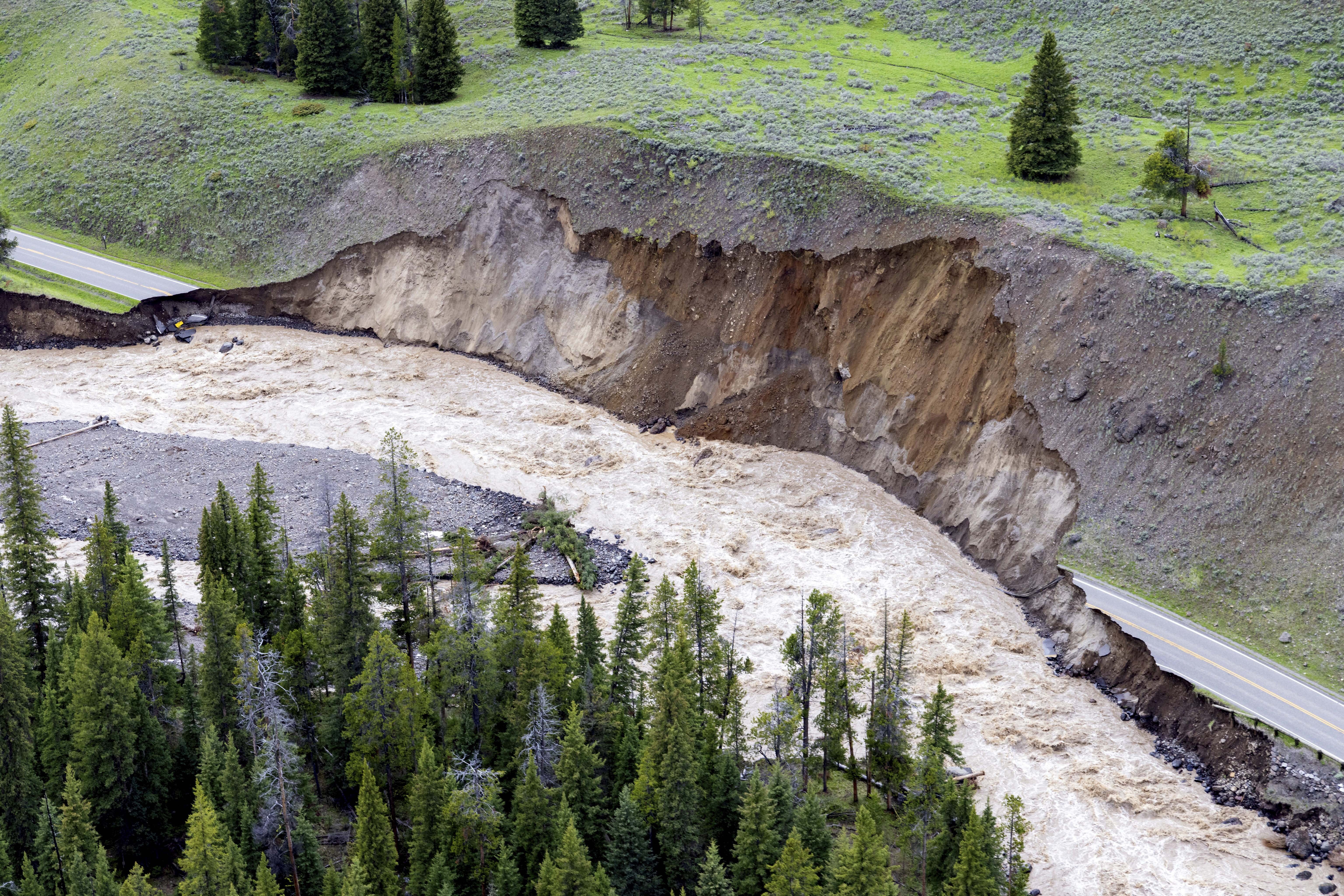 Yellowstone flooding forces 10,000 to leave national park