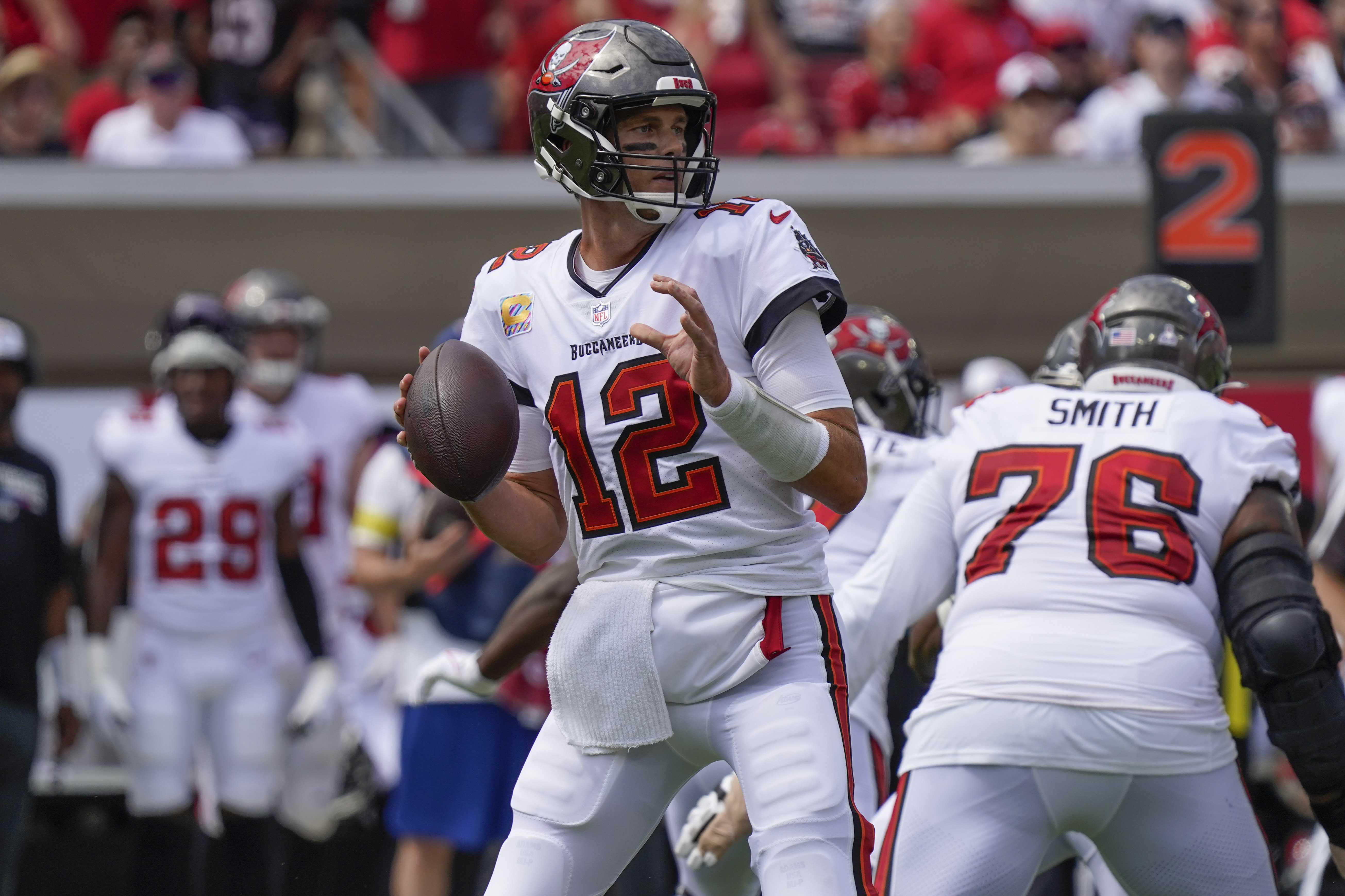 Tom Brady throws for 351 yards, Bucs beat Falcons 21-15