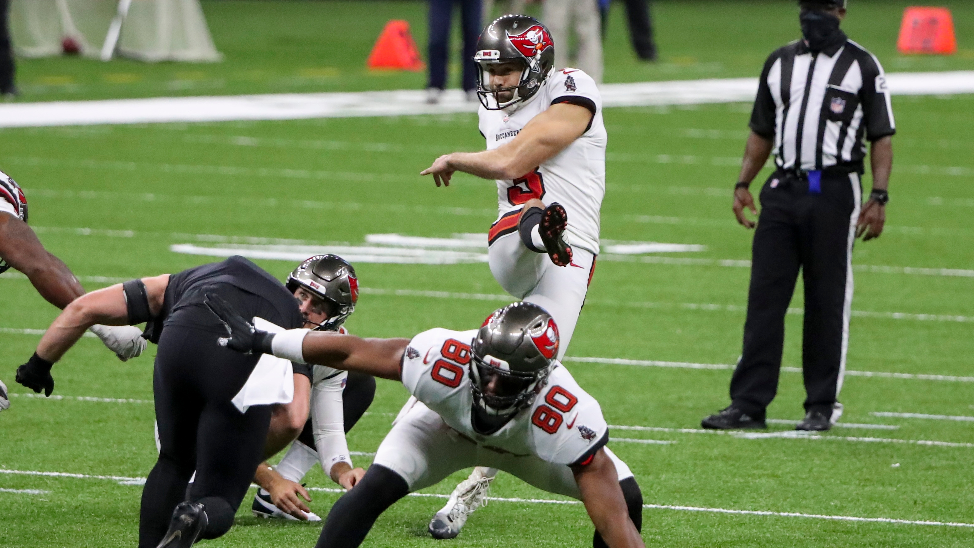 Bucs' Bradley Pinion, Ryan Succop say quick prayers before field goals