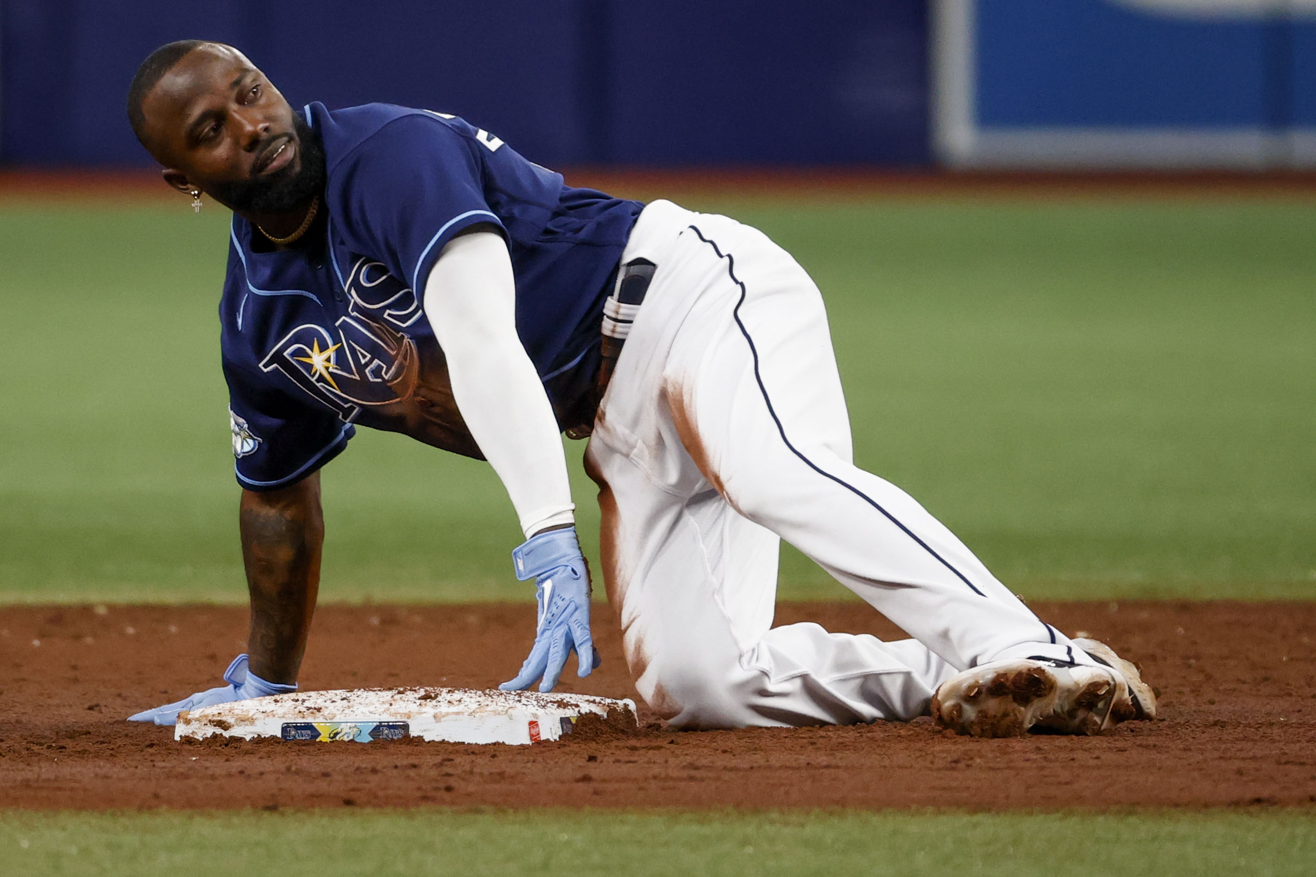 Tampa Bay Rays left fielder Randy Arozarena leaps in vain to make