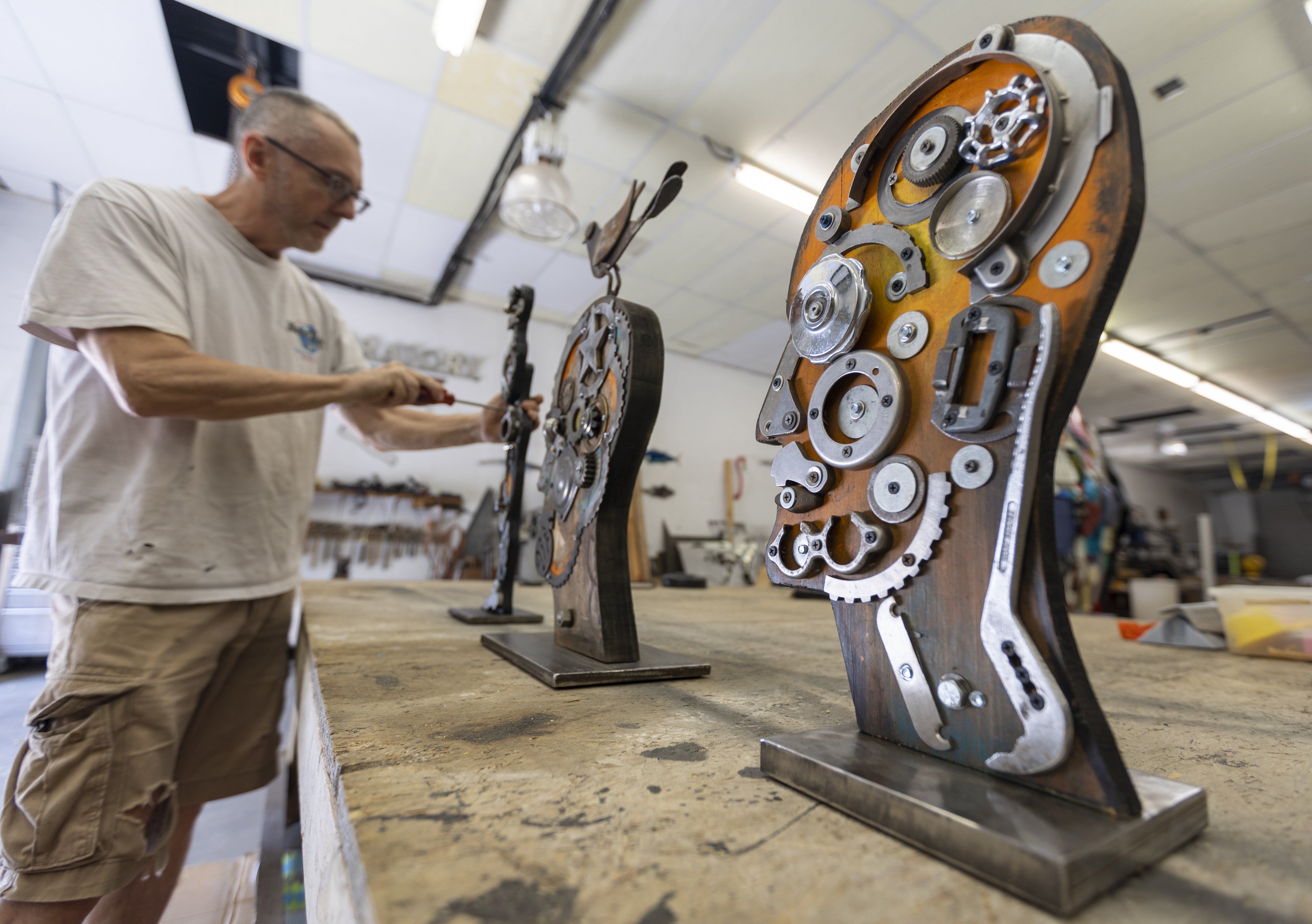 st-petersburg-sculptor-with-parkinson-s-is-able-to-create-again
