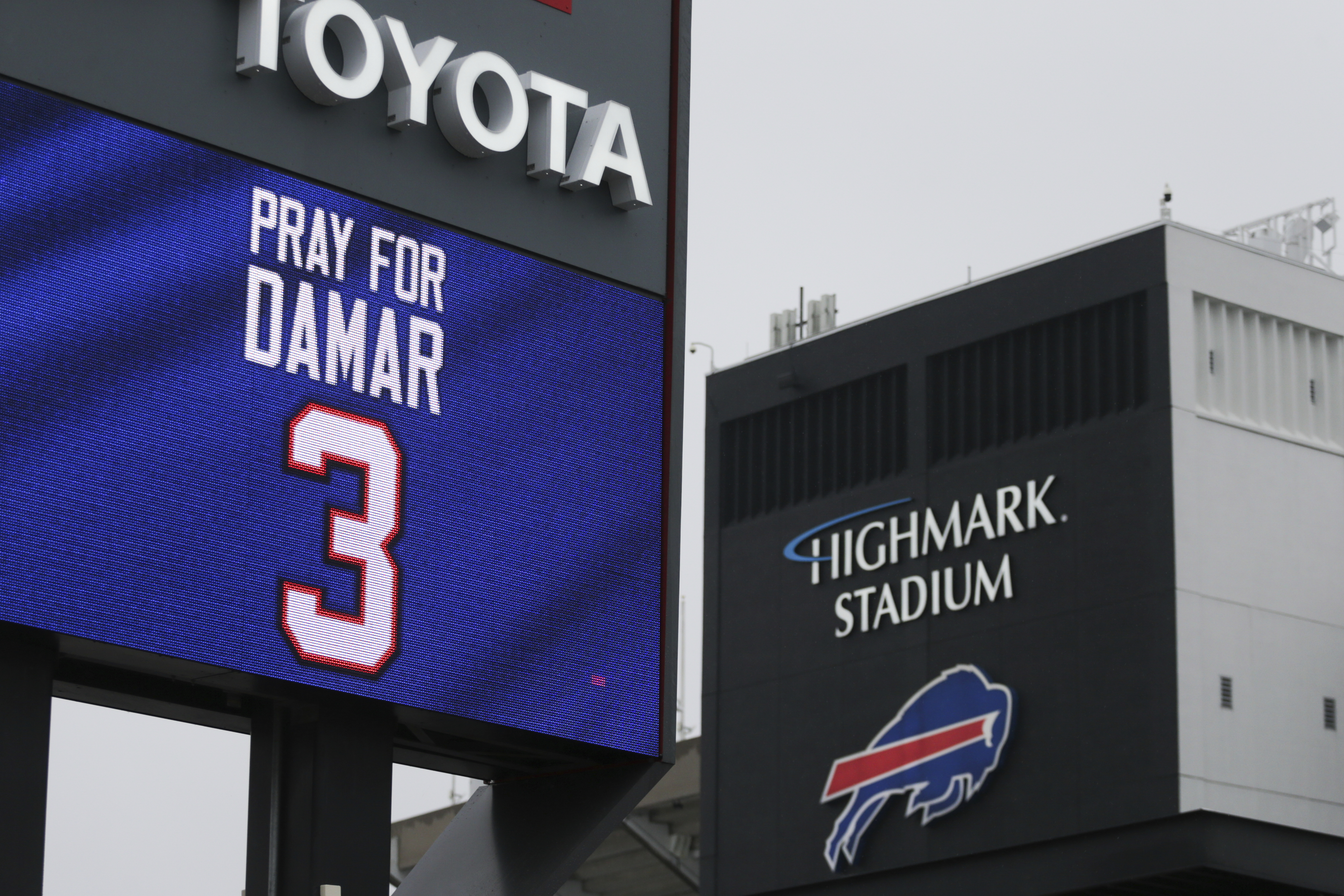 New York Giants on X: Coach Daboll arrived to today's press conference  wearing this hat, with the No. 3 for Damar Hamlin   / X