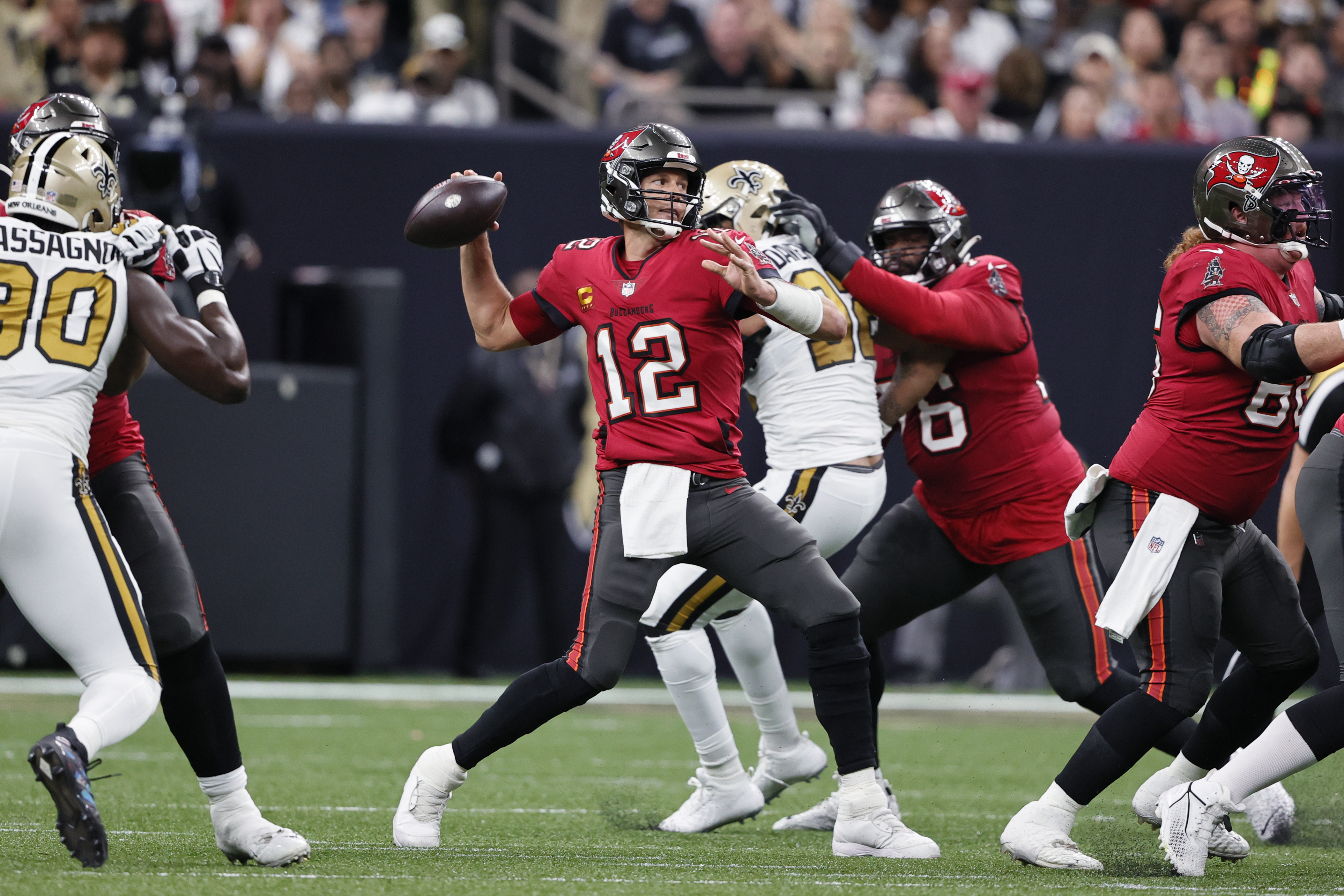 Tom Brady chides Bucs offensive line during ugly loss to Steelers