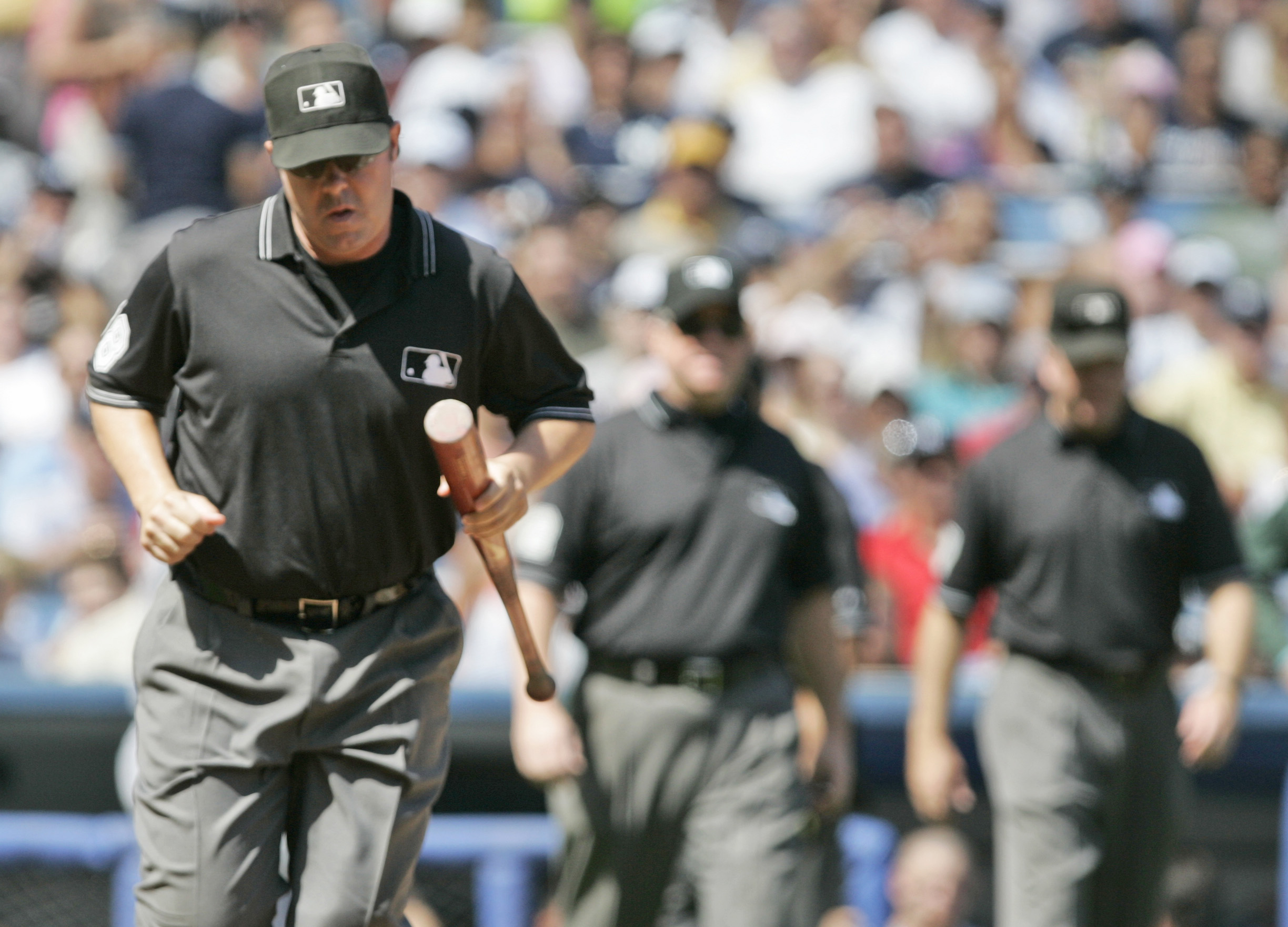 New York Yankees' Aaron Boone ejected during epic 'savages' rant (Video)