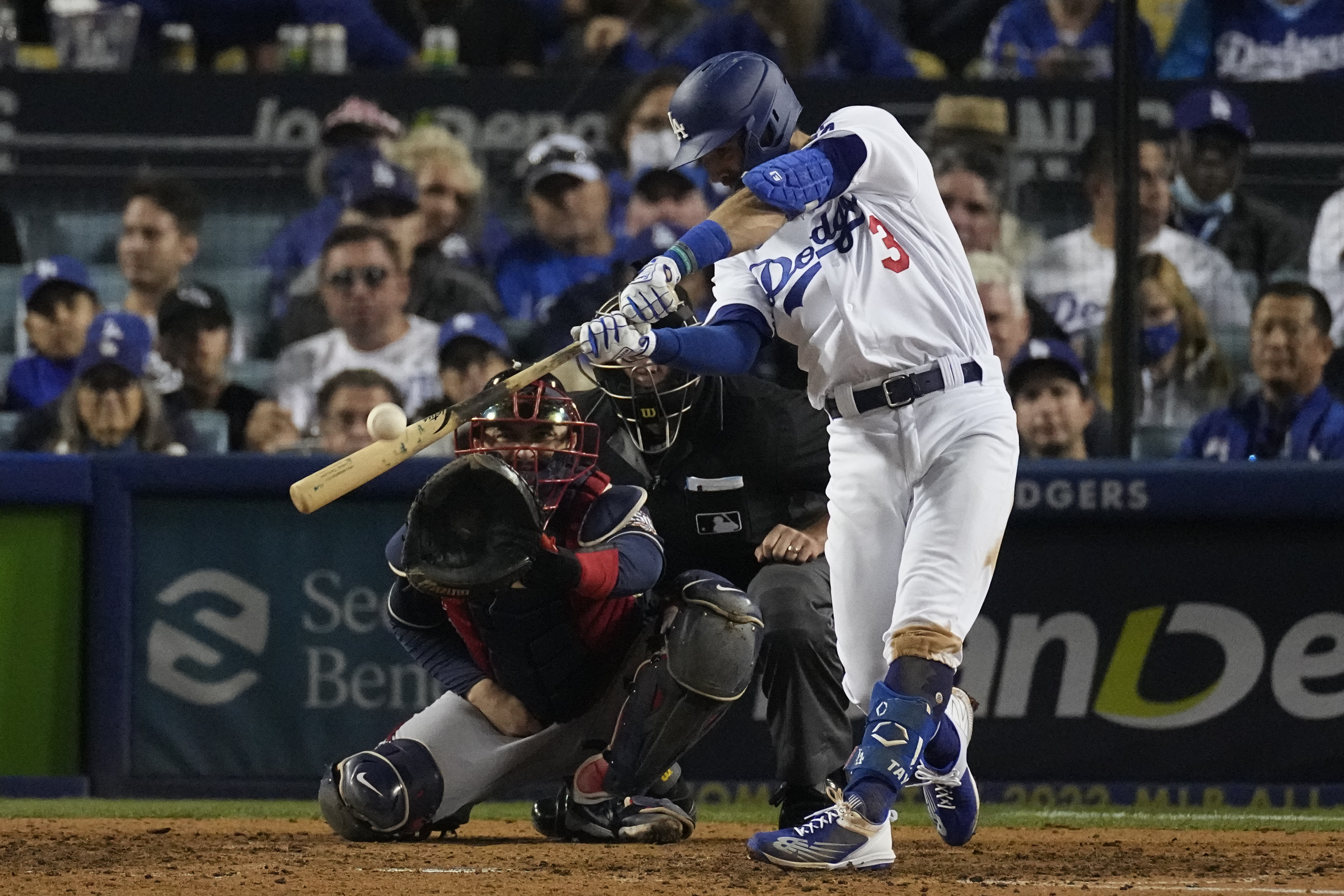 Braves defeat Dodgers 3-2 on walk-off single in NLCS Game 1 - Los