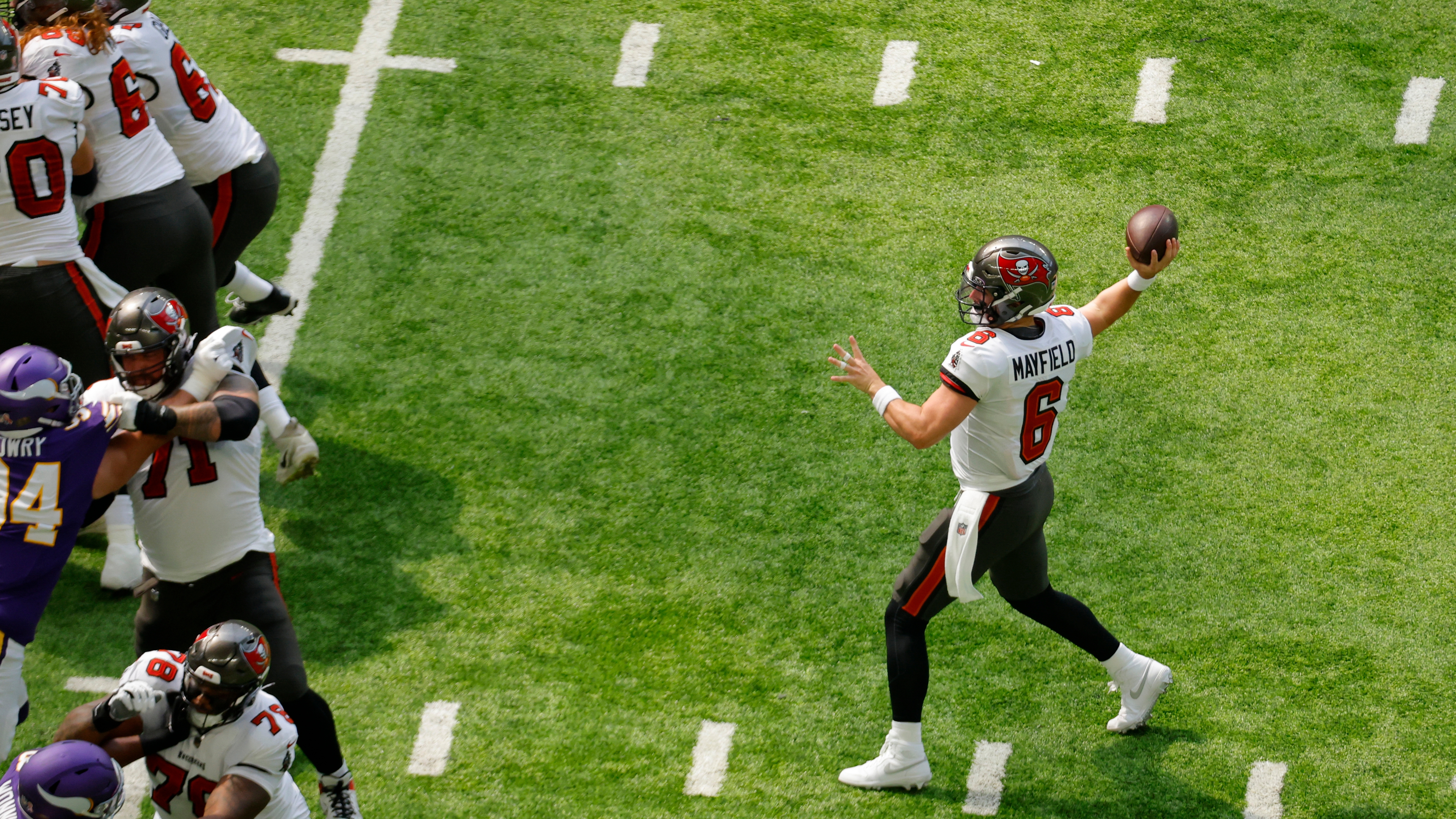 Baker Mayfield wins in his Buccaneers' debut, beats Vikings