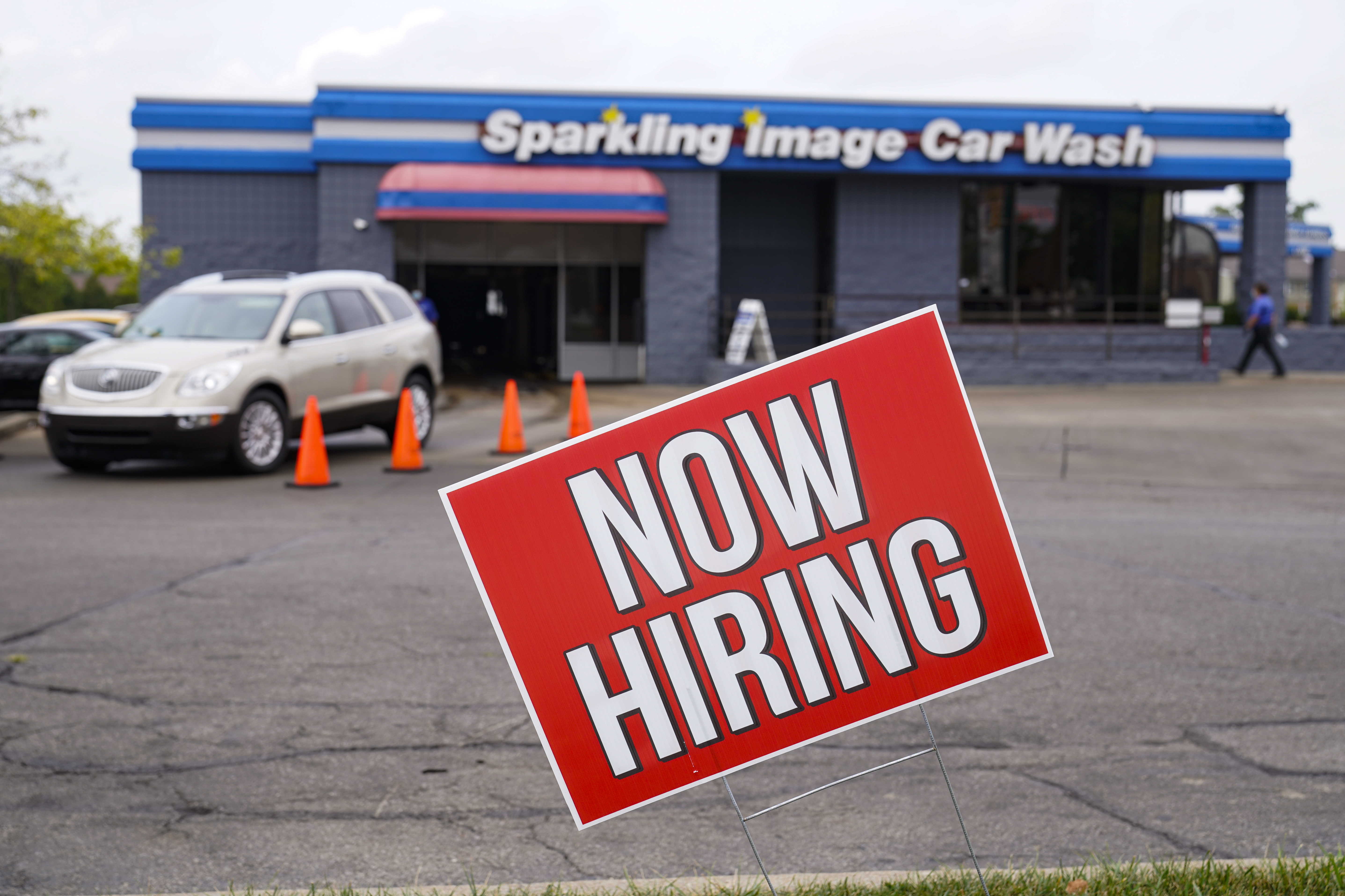 New unemployment claims fall to lowest level of coronavirus pandemic