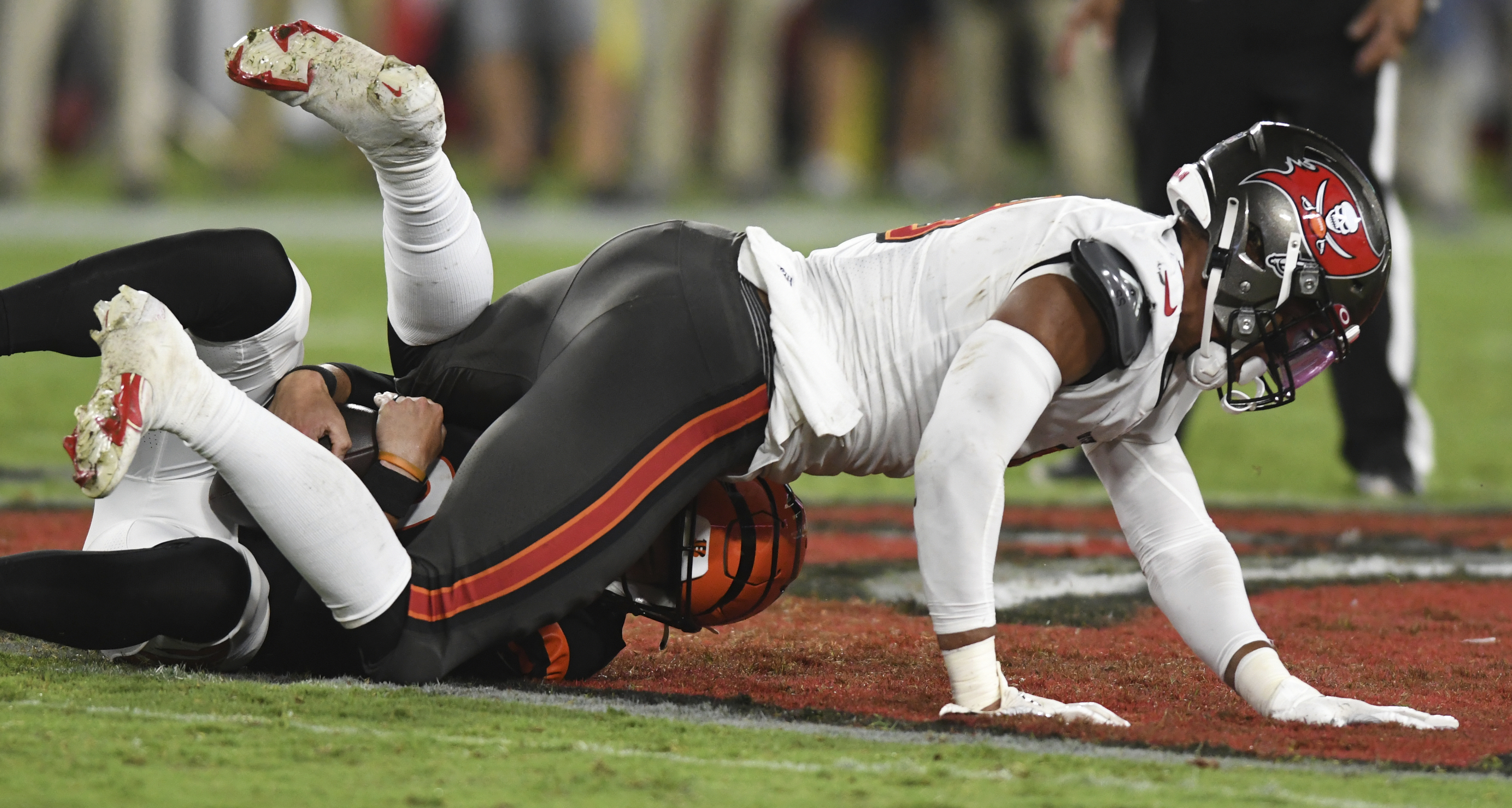 Bucs rookie linebacker Joe Tryon puts huge hit on Bengals quarterback in 1st  preseason game