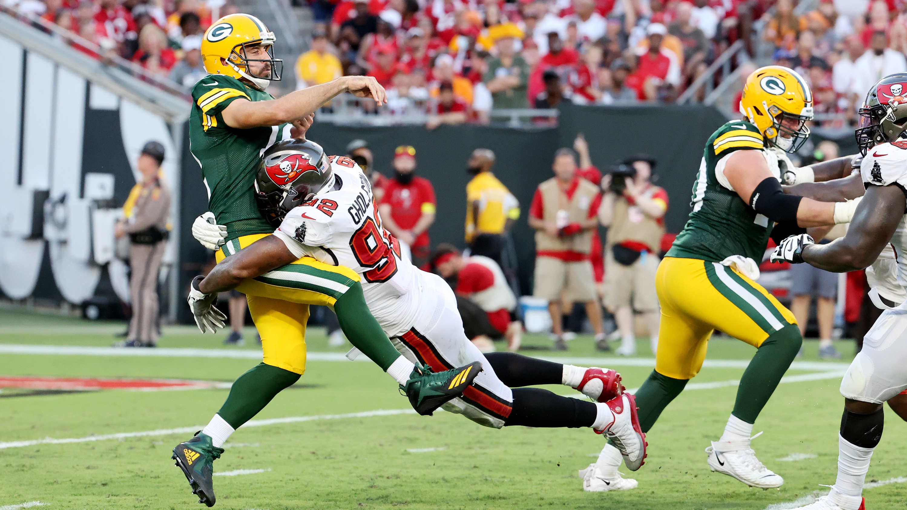 Packers hold on to beat Buccaneers, 14-12