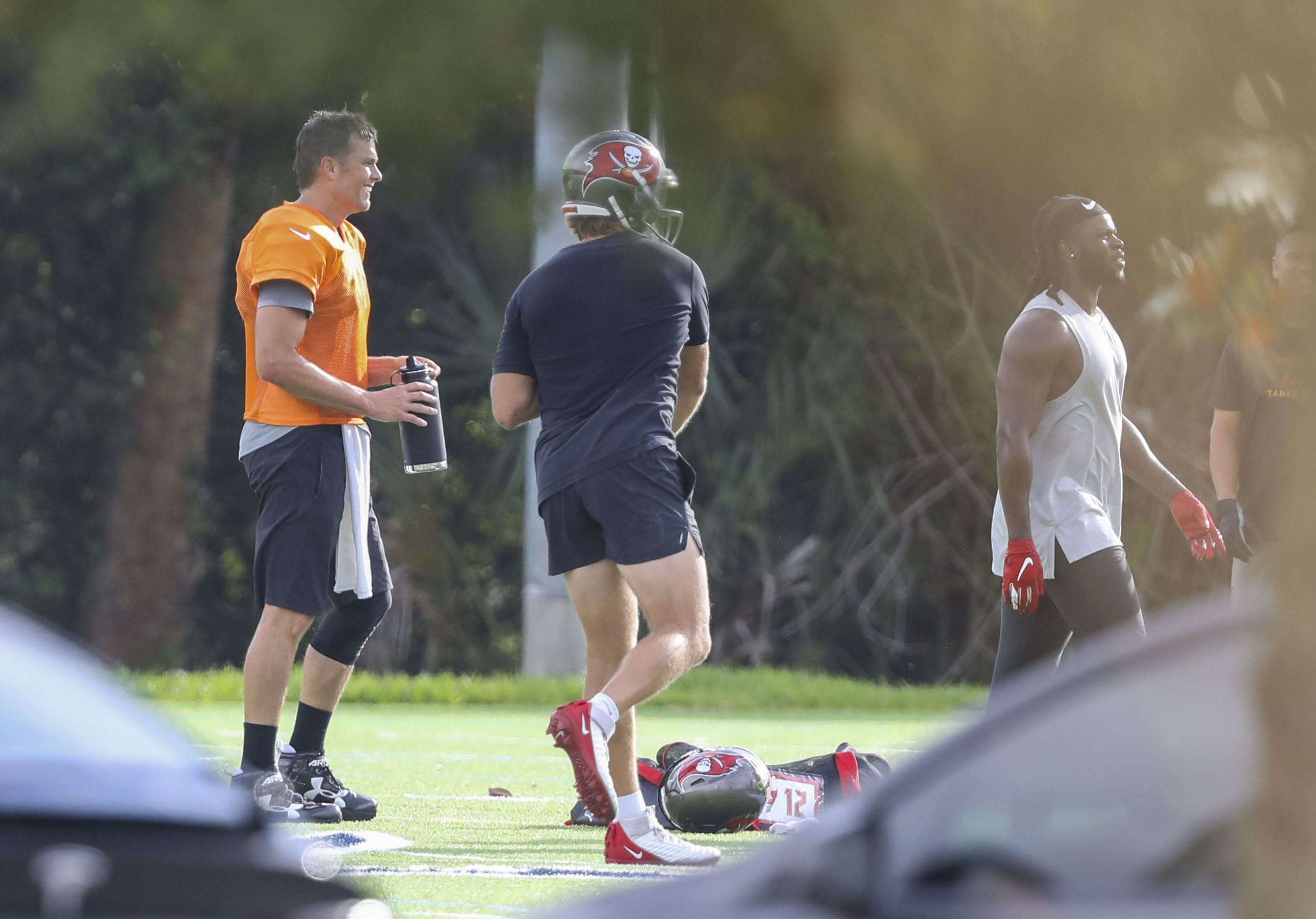 IN PHOTOS: Multiple Tampa Bay Lightning stars attend Buccaneers practice